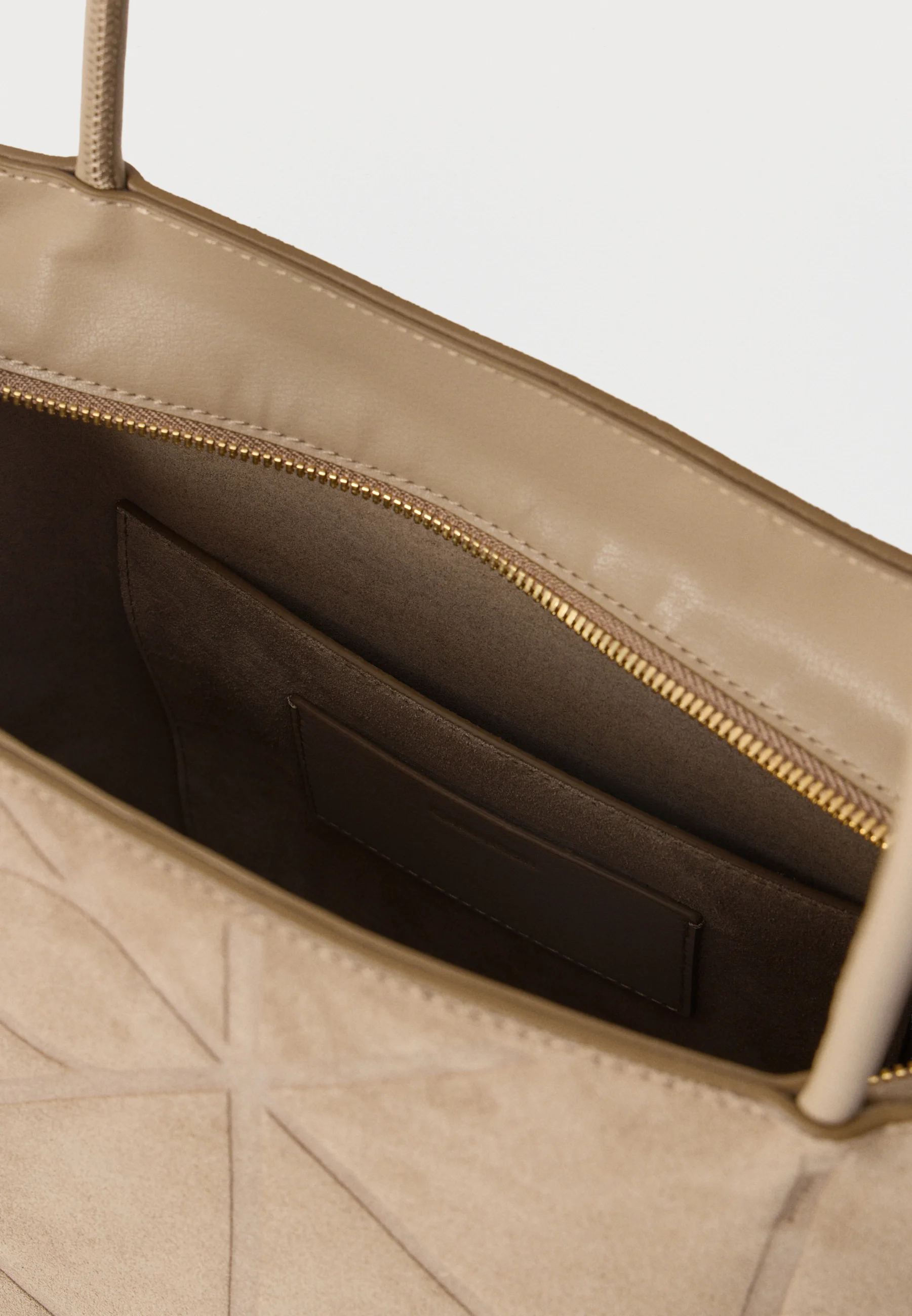 Mala de Ombro em Pele Logo Gravado Taupe - Calvin Klein 3