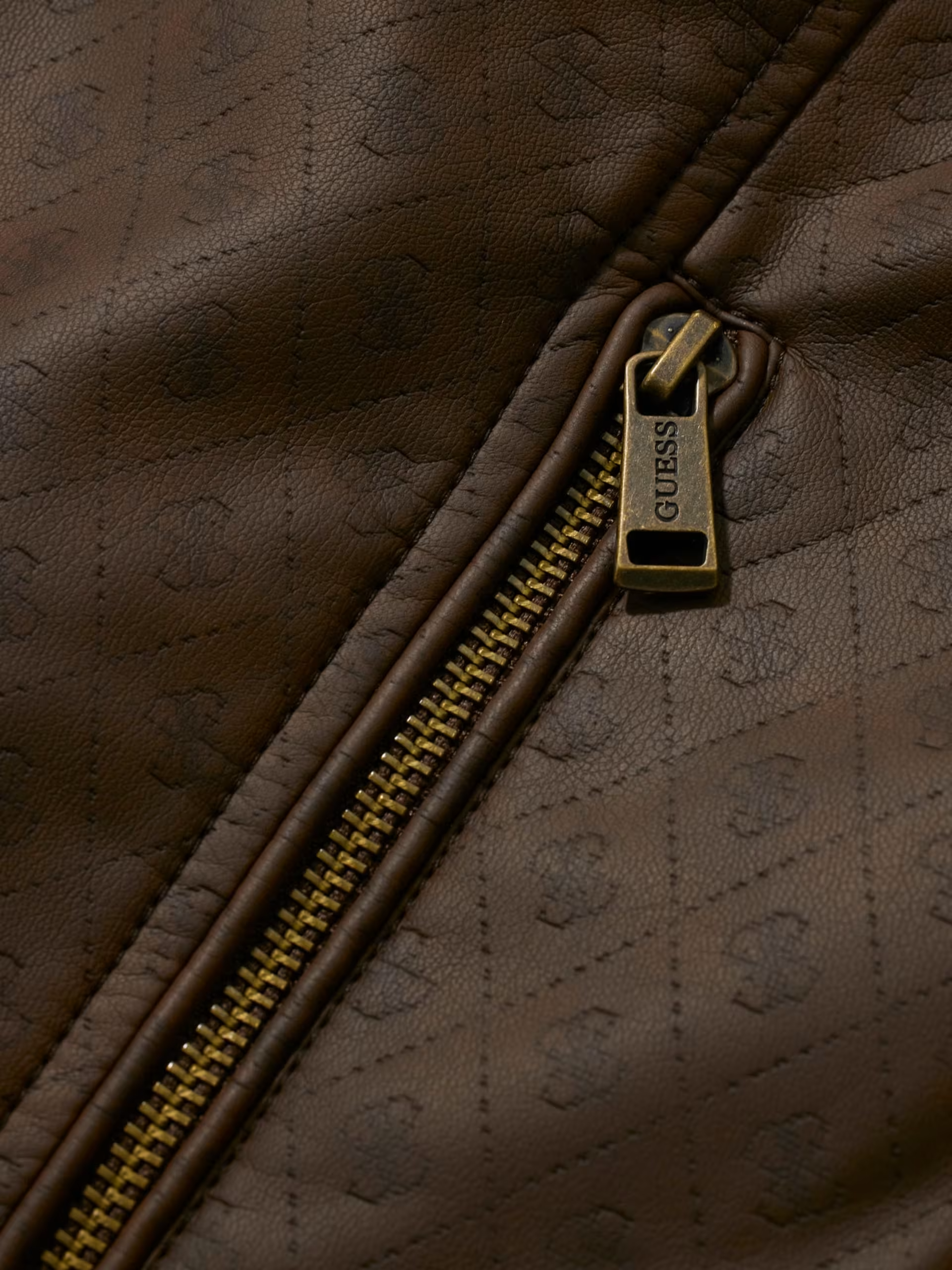 Casaco VIENNA Ecopele Logo Gravado Castanho - Guess  4