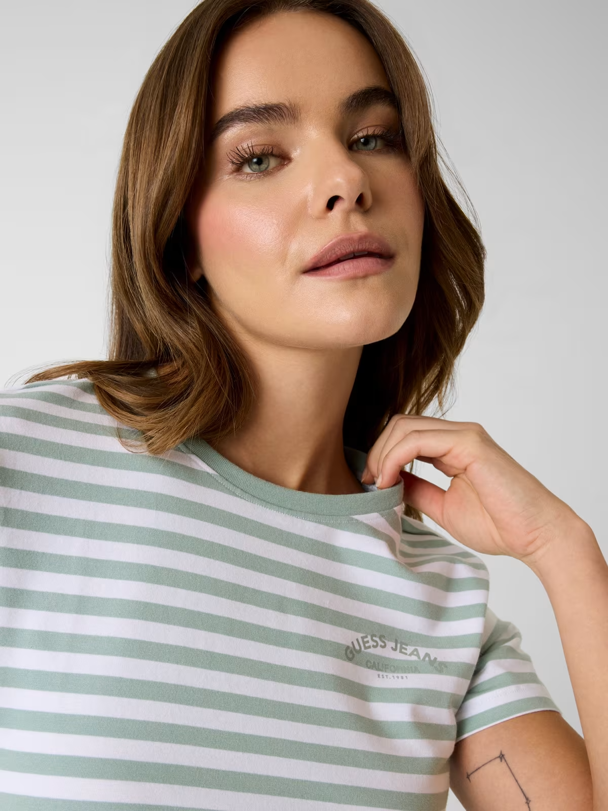 T-shirt Riscas Verde e Branco - Guess Jeans 4