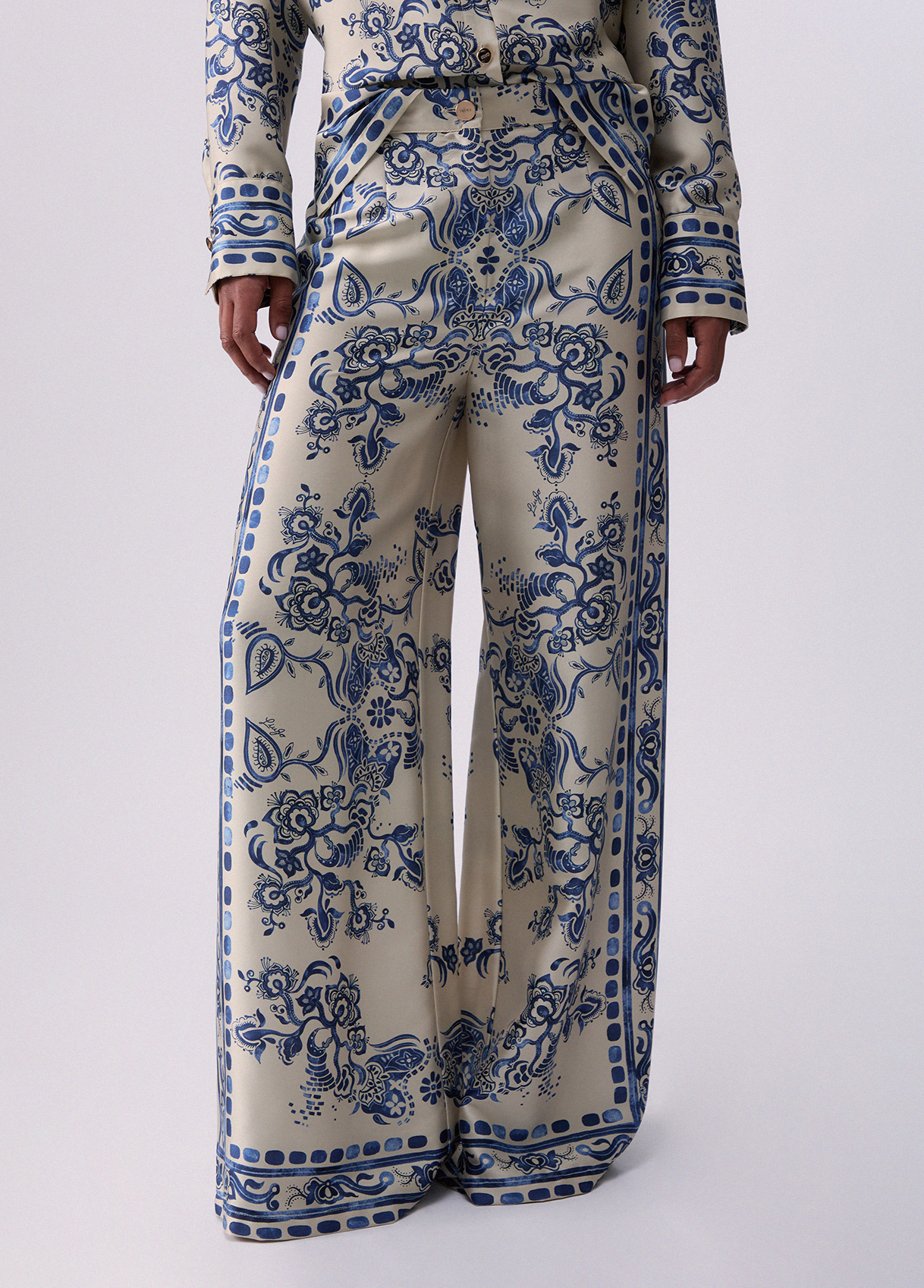 Calças Acetinadas Estampa Azul e Branco  - Liu Jo  1