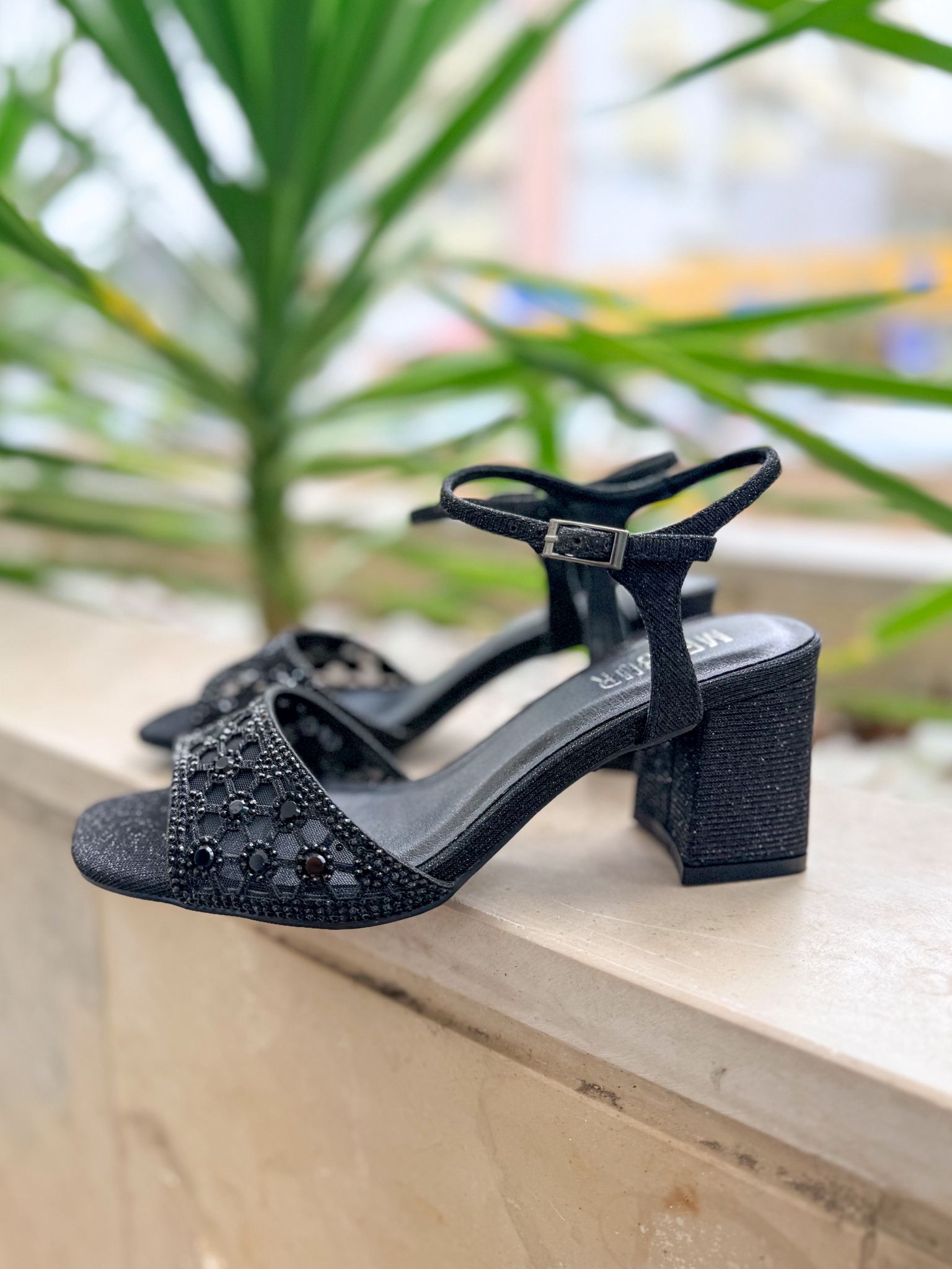 Sandália de Salto de Brilho Preto - Menbur  2