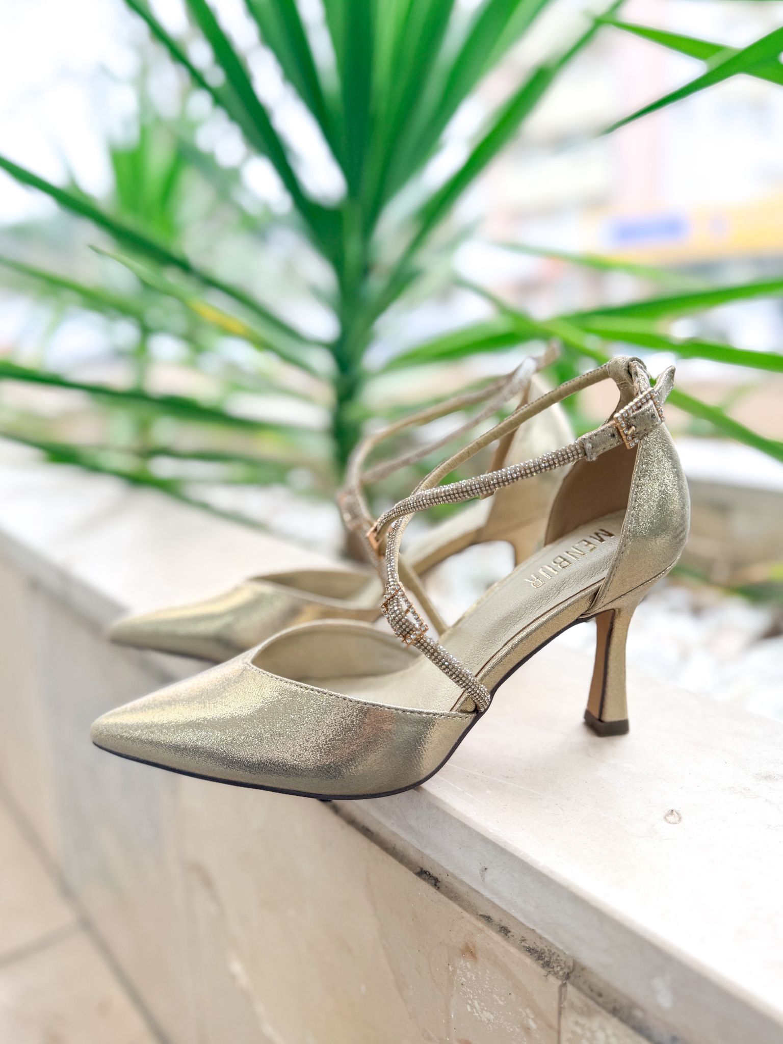 Sapato Fechado com Brilhos Dourado - Menbur 2