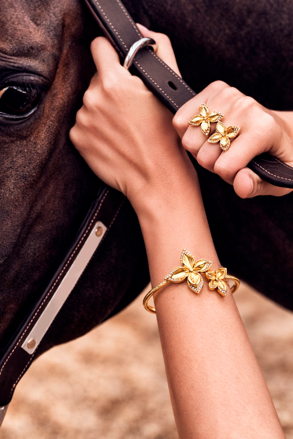 Conjunto Flores Colar + Brincos + Pulseira + Anel Dourado - SAHOCO  4