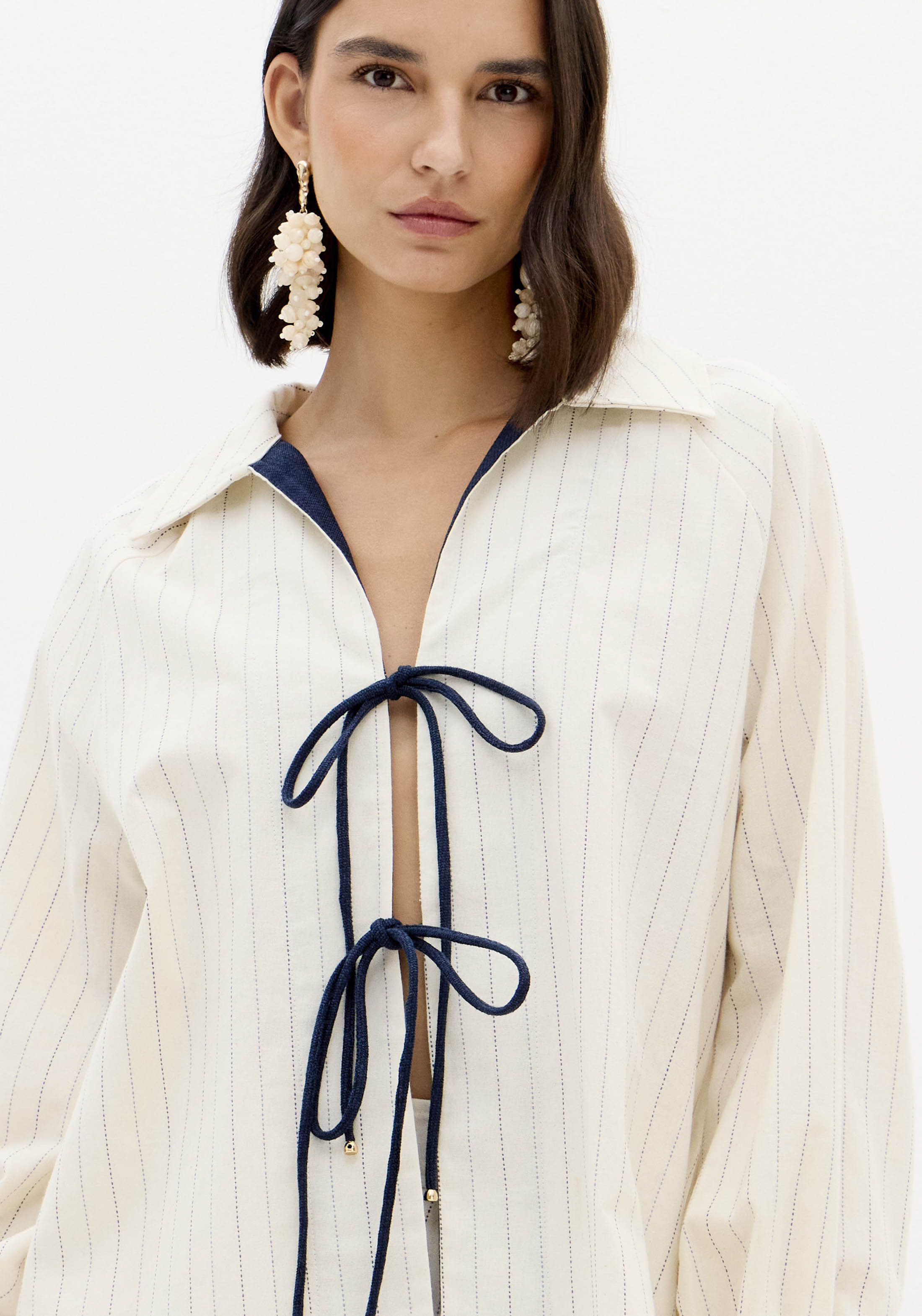 Camisa Bege e Risca Azul - Lança Perfume  4