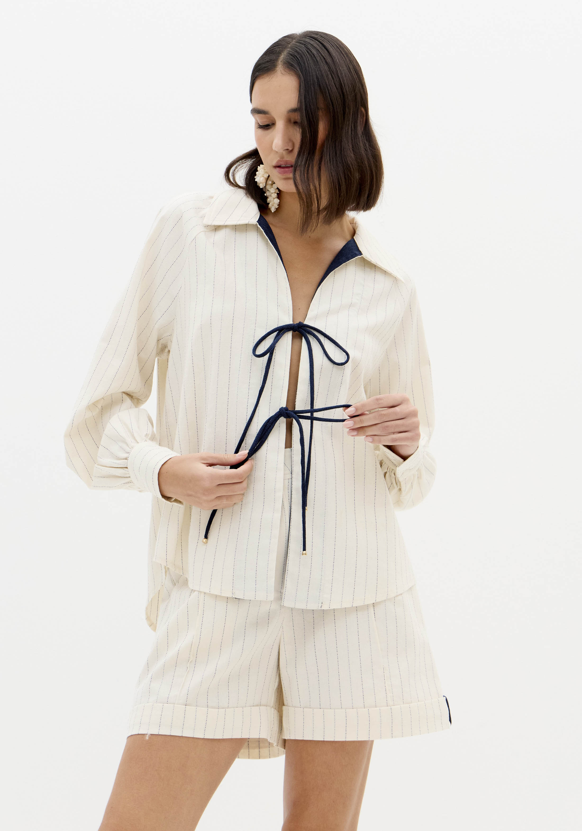 Camisa Bege e Risca Azul - Lança Perfume  1