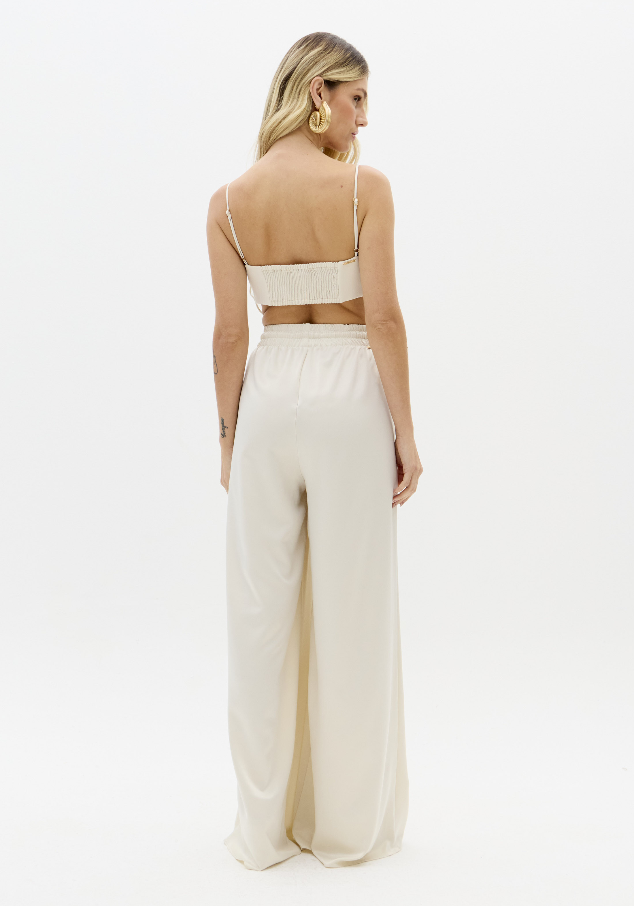 Calças Largas Acetinada Creme - Lança Perfume 4