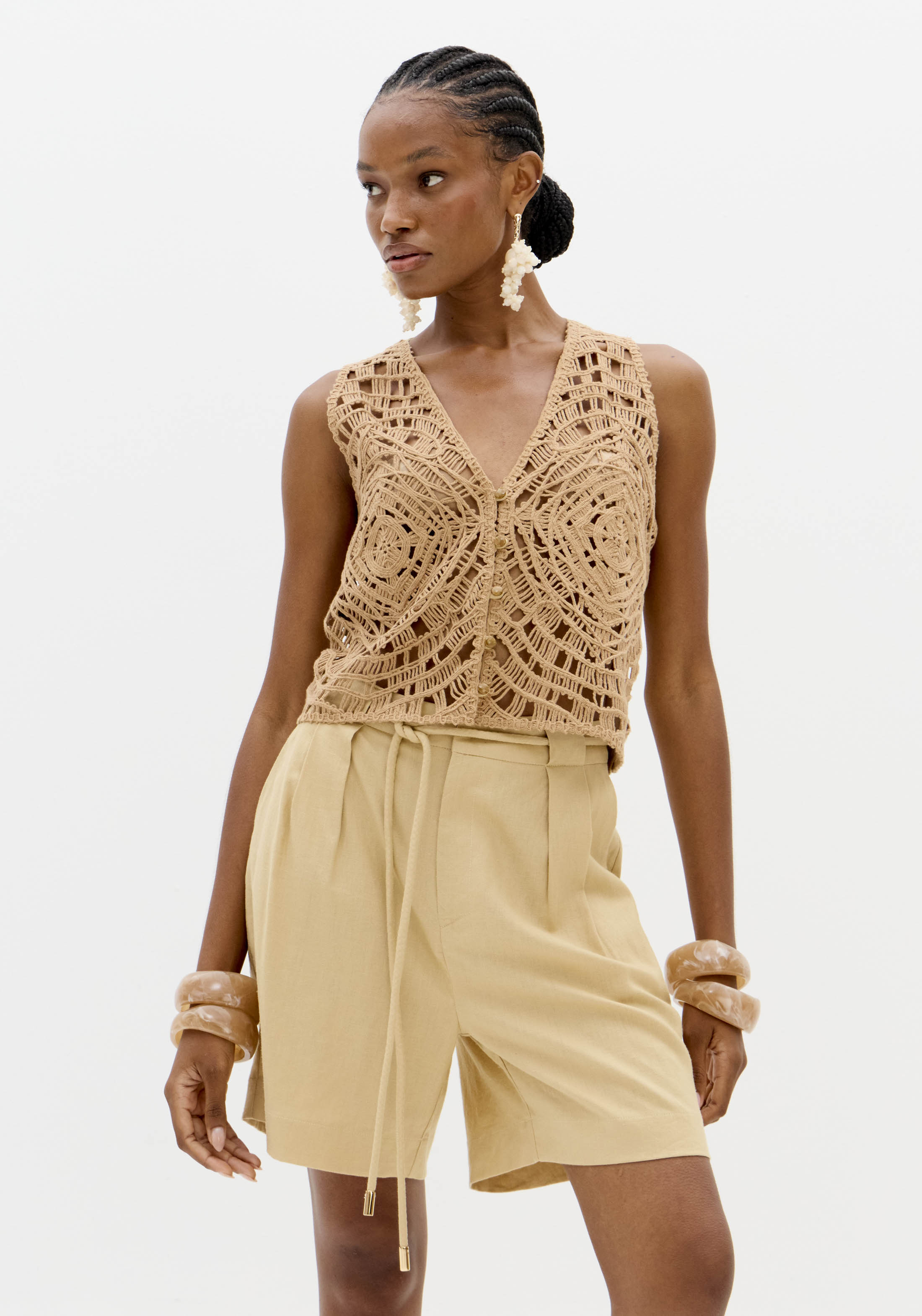 Colete em Crochê Bege - Lança Perfume 1