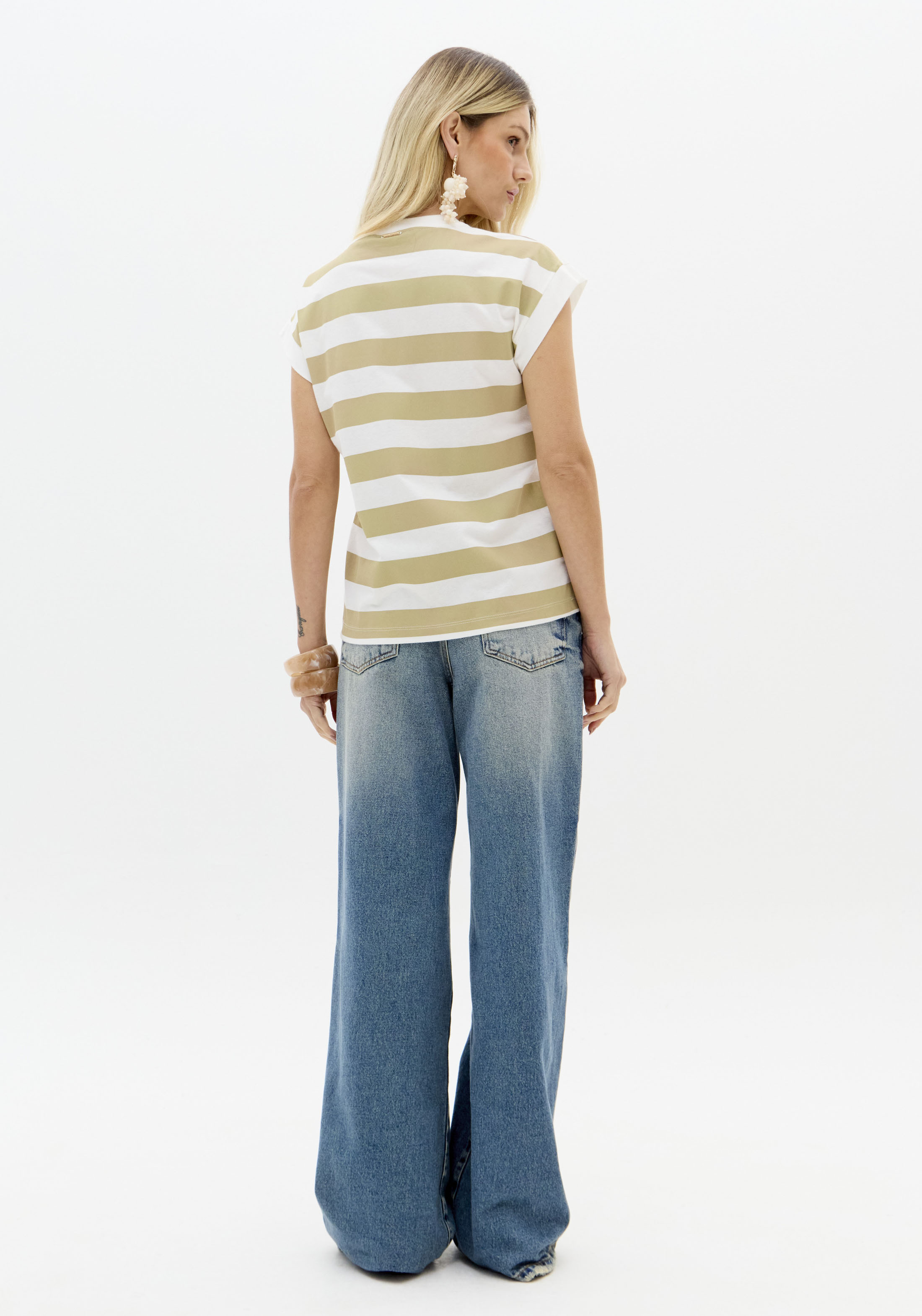 T-shirt com Riscas Bege e Branco - Lança Perfume  5