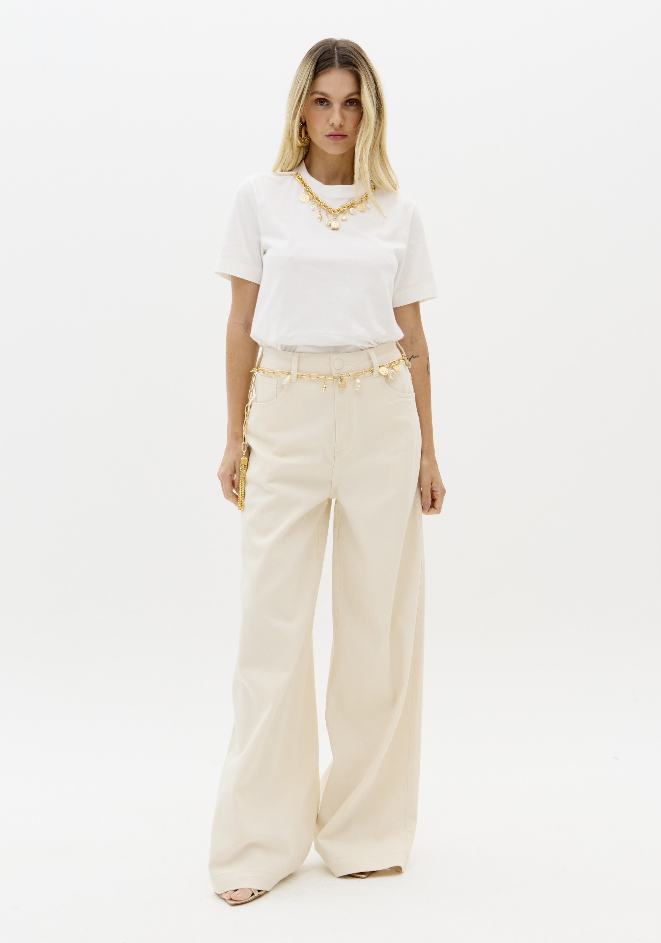 T-shirt com Colar e Pendentes Branco - Lança Perfume 2