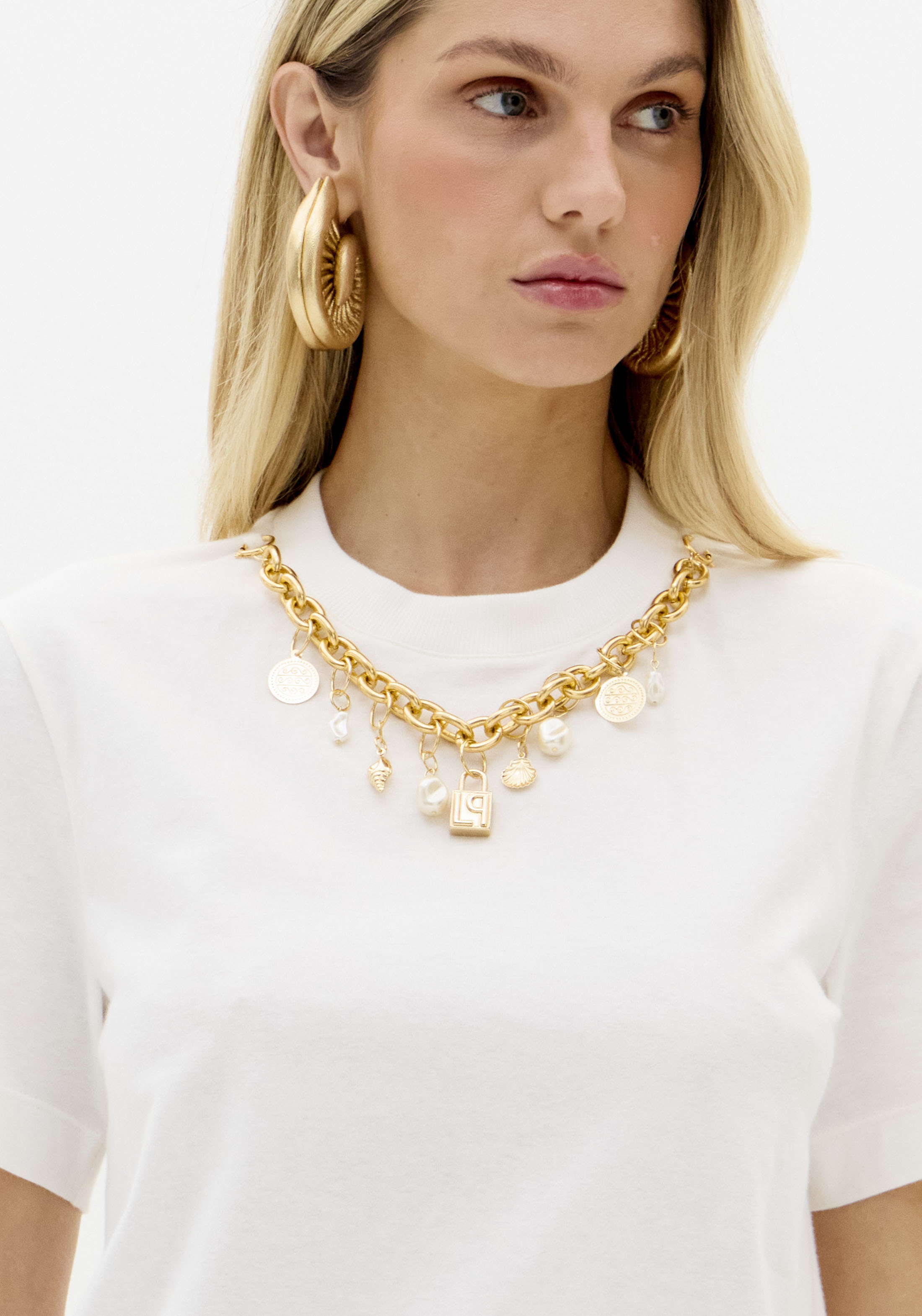 T-shirt com Colar e Pendentes Branco - Lança Perfume 4