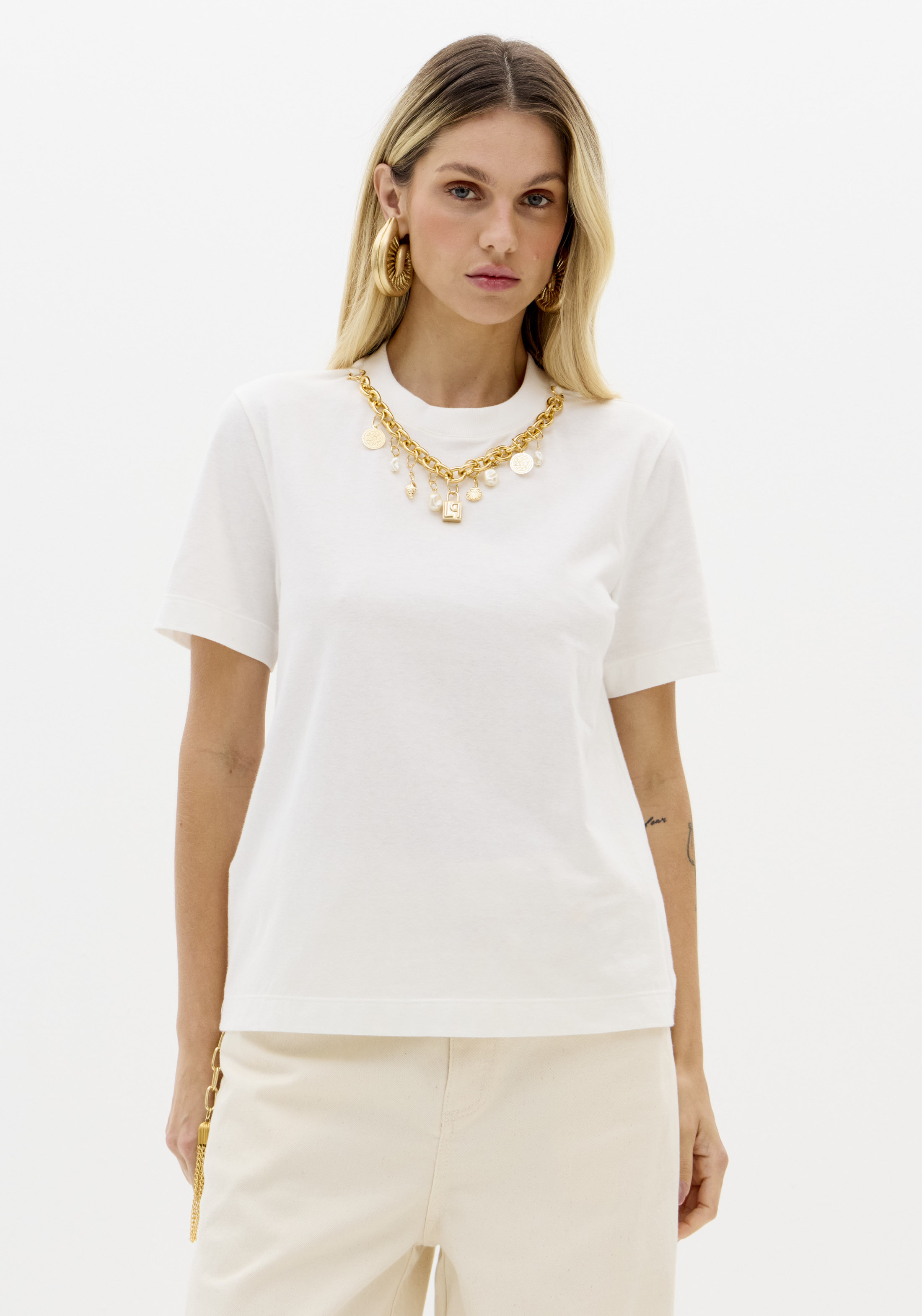 T-shirt com Colar e Pendentes Branco - Lança Perfume 5