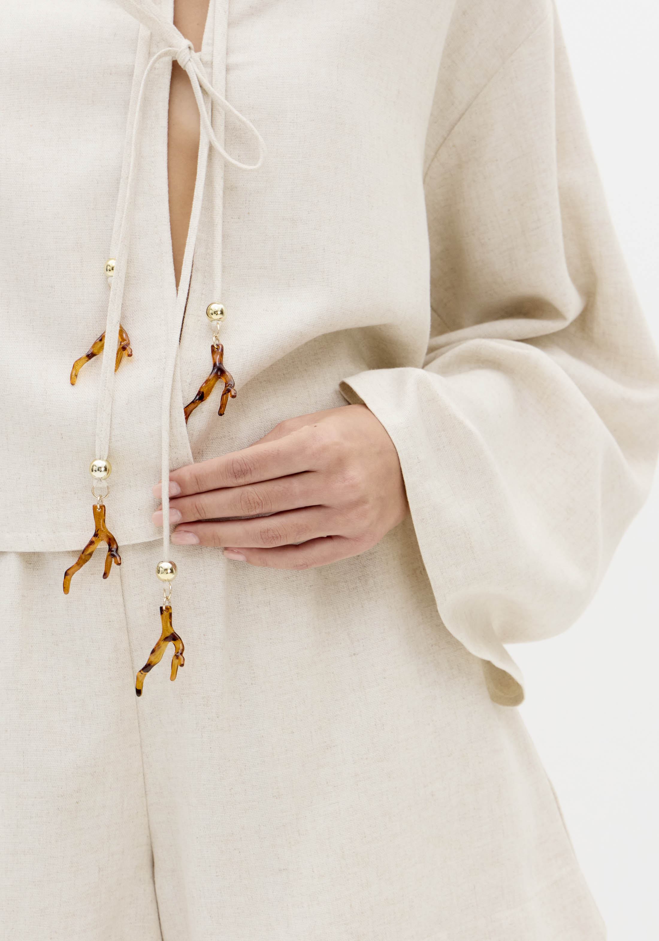 Camisa em Linho com Laçada Bege - Lança Perfume  8