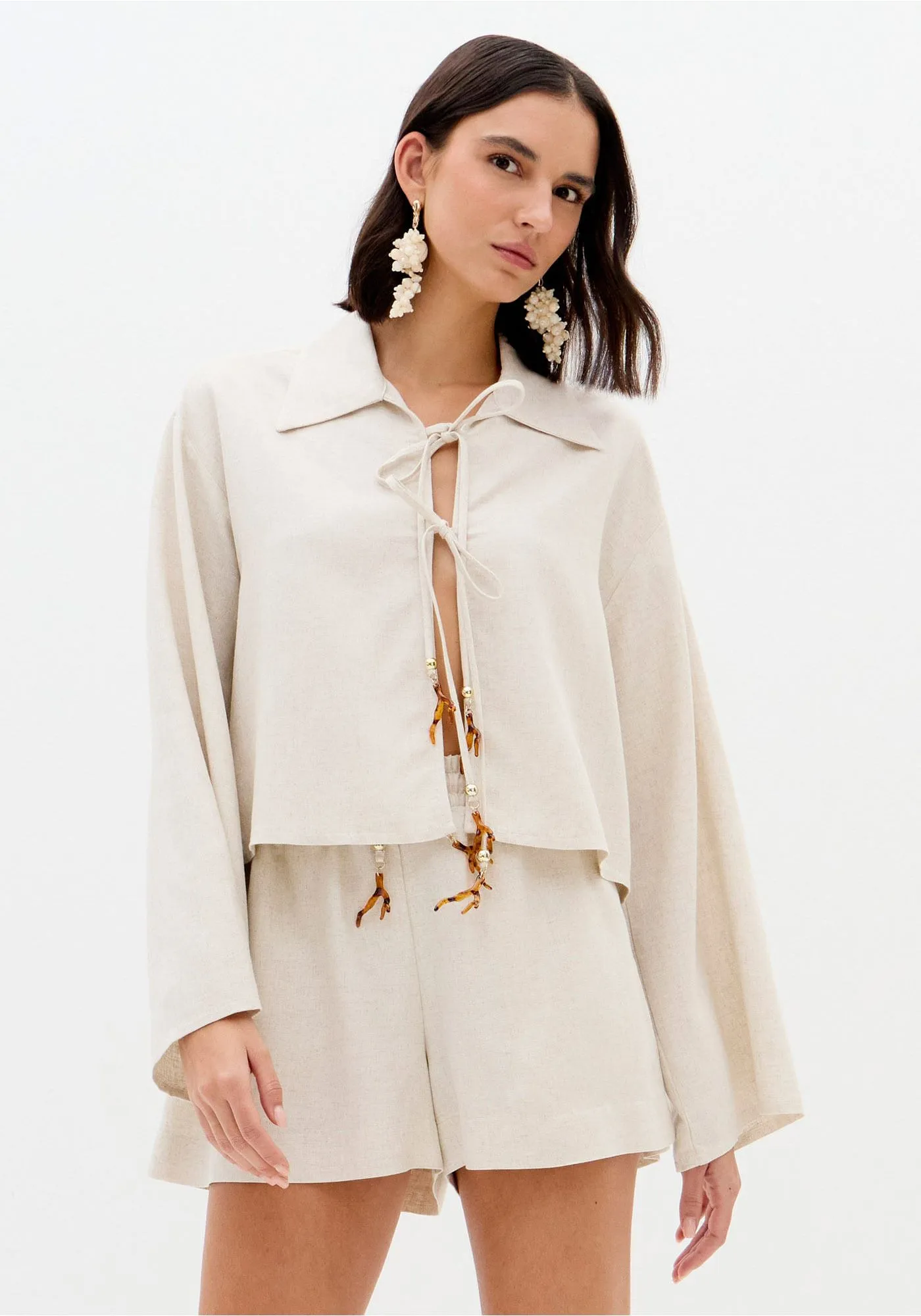 Camisa em Linho com Laçada Bege - Lança Perfume  4