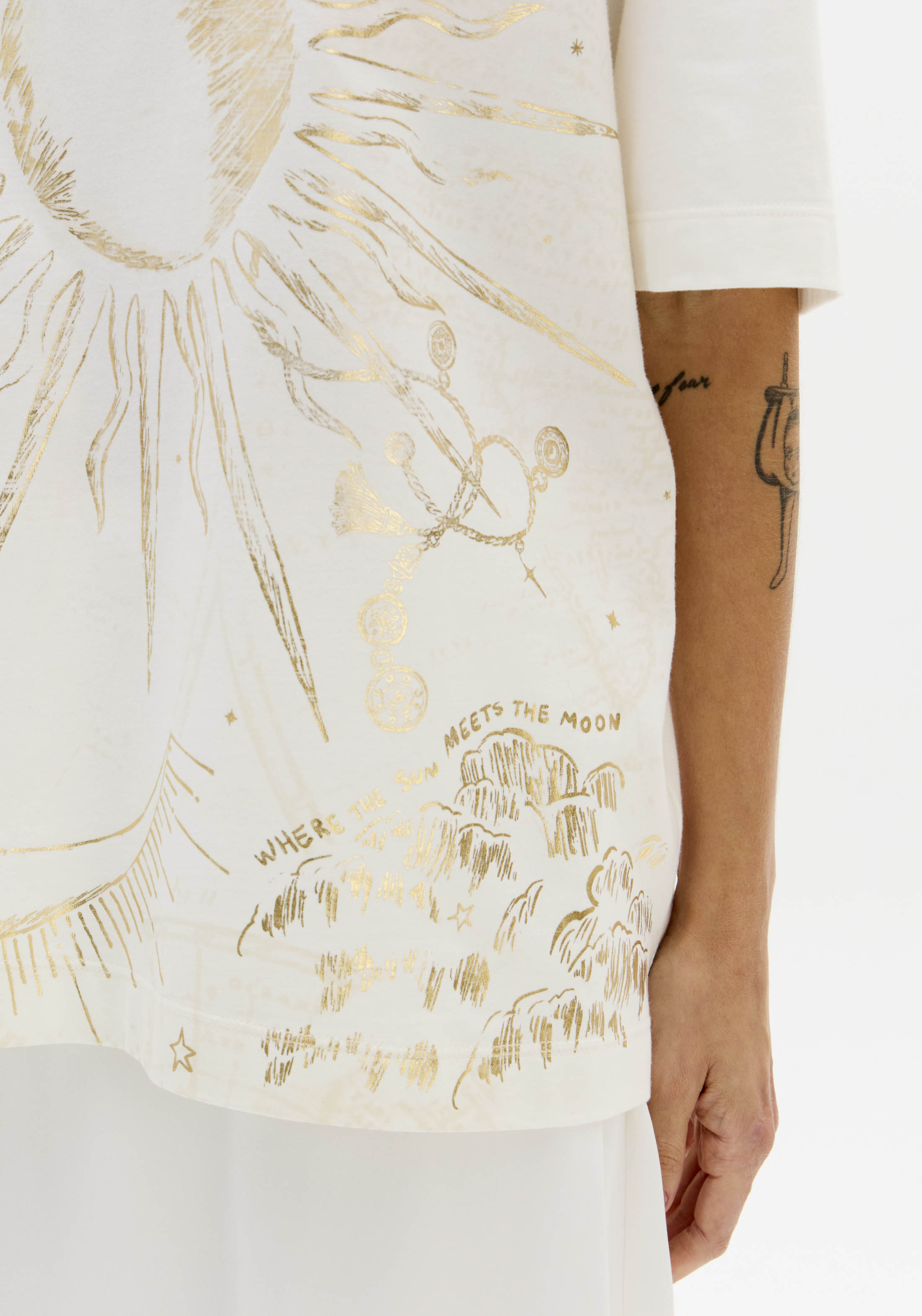 T-shirt Oversize Sol Branco - Lança Perfume  5