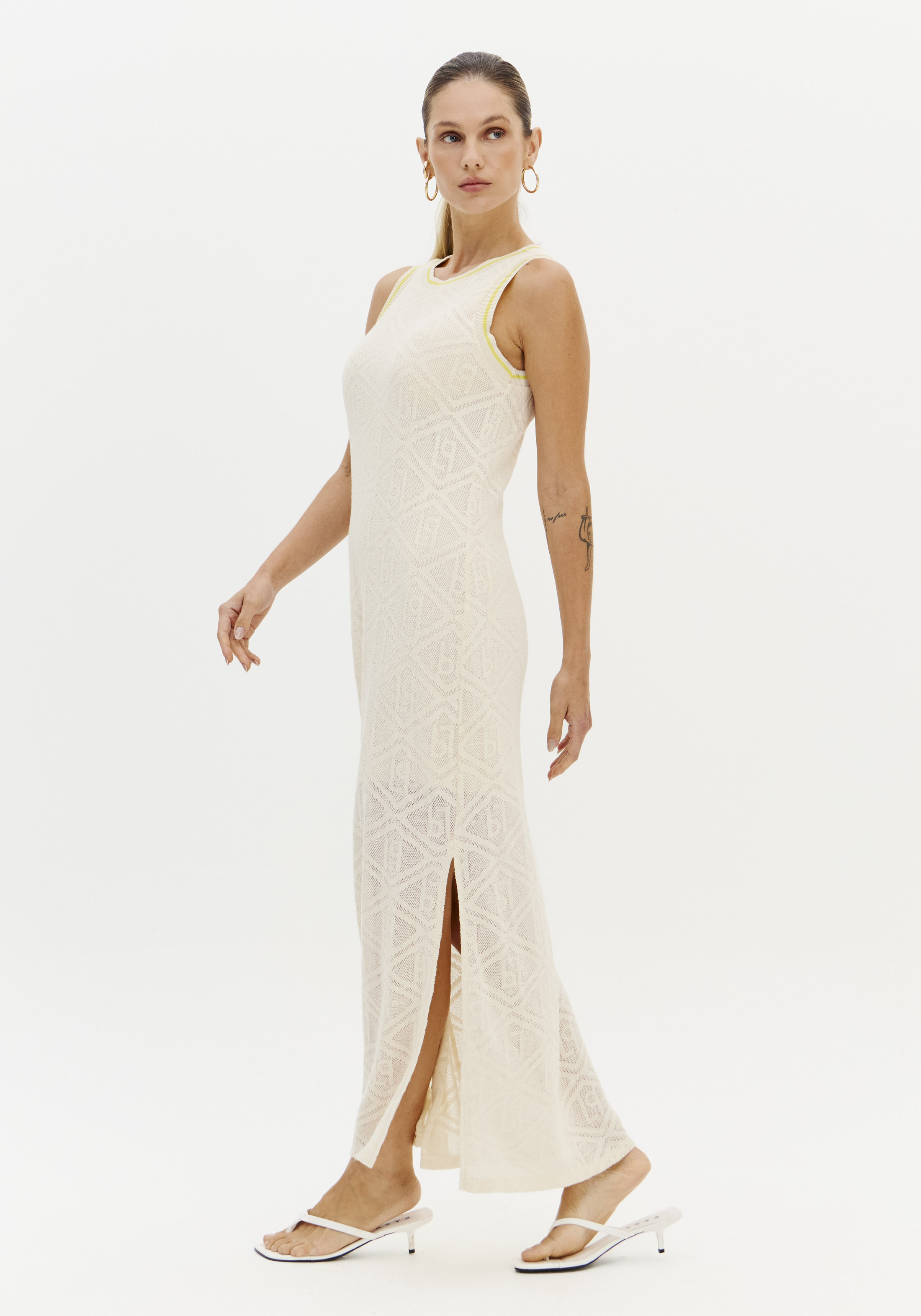 Vestido de Cavas Trabalhado Bege - Lança Perfume 7