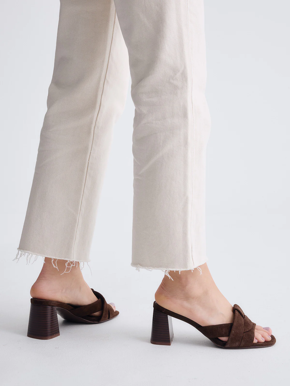 Sandália de Salto Camurça Castanho - EXÉ 5