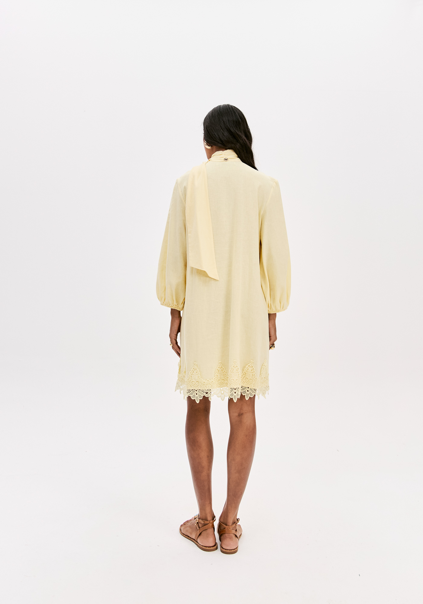 Vestido Curto em Linho Amarelo - Lança Perfume 2