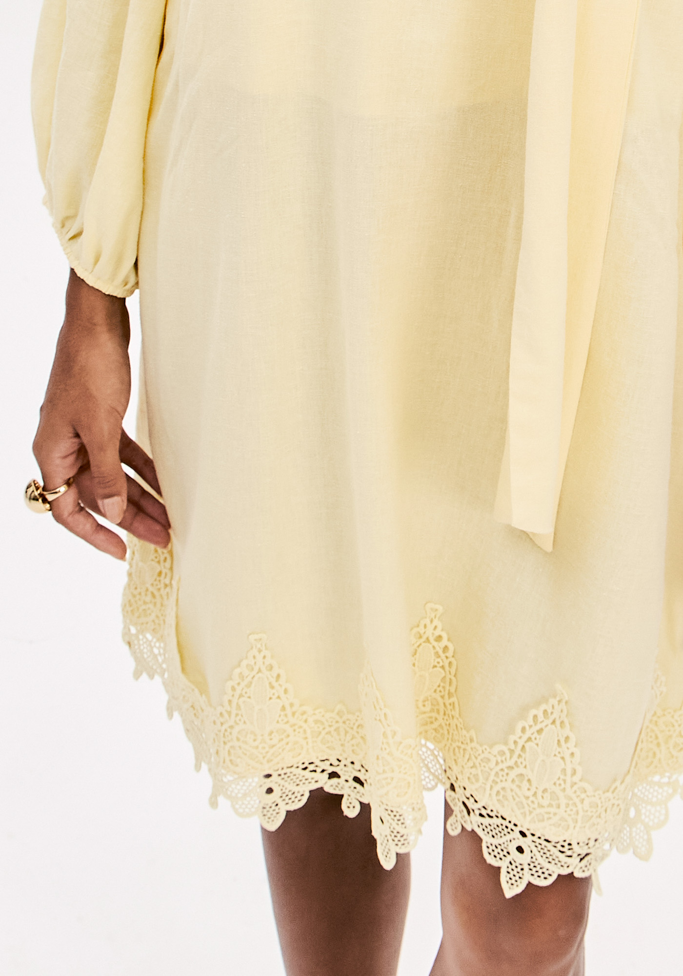 Vestido Curto em Linho Amarelo - Lança Perfume 4