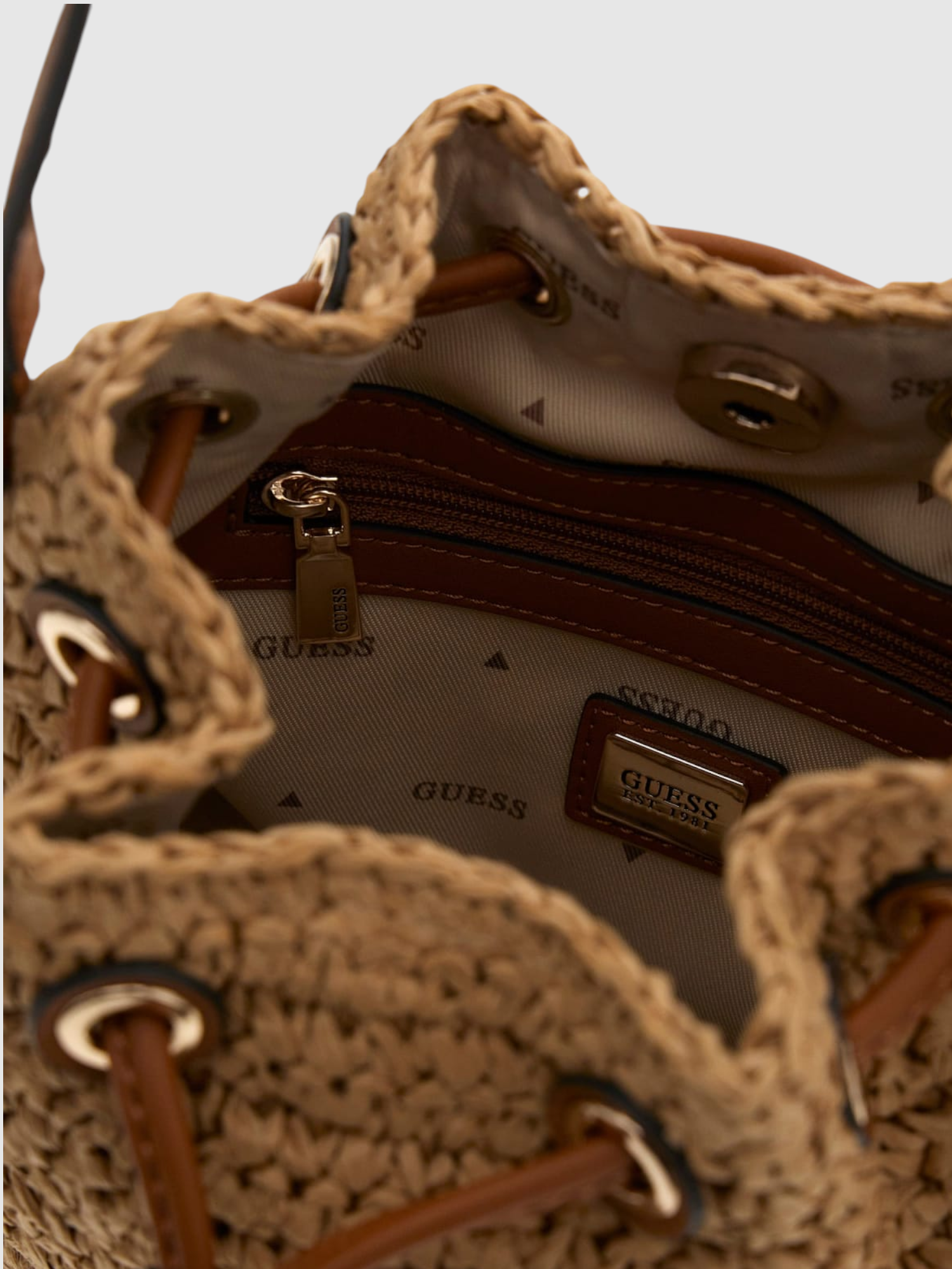 Mala Bucket OFELIA em Ráfia Camel - Guess  3