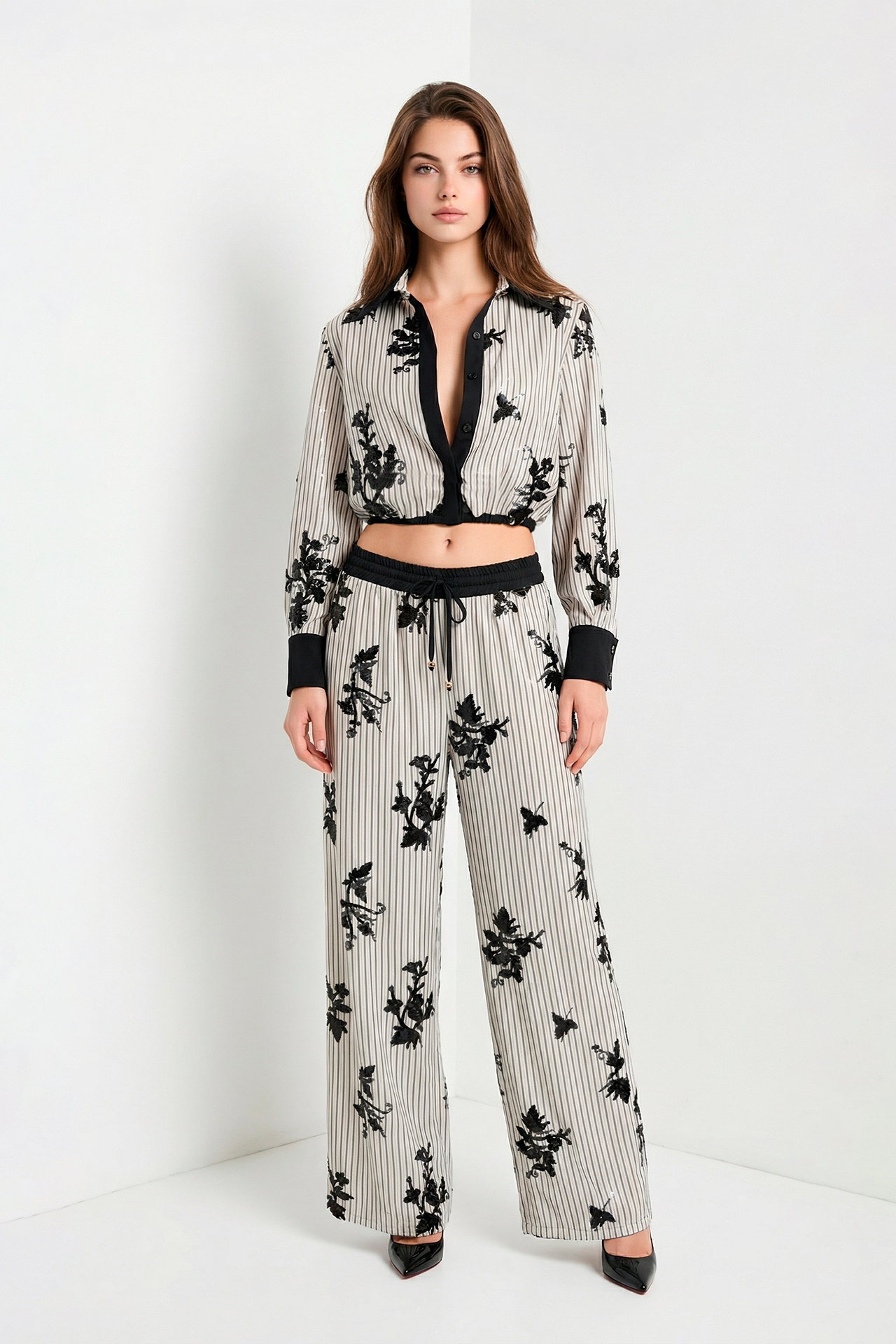 Calças com Riscas e Flores Preto e Branco - SAHOCO 1