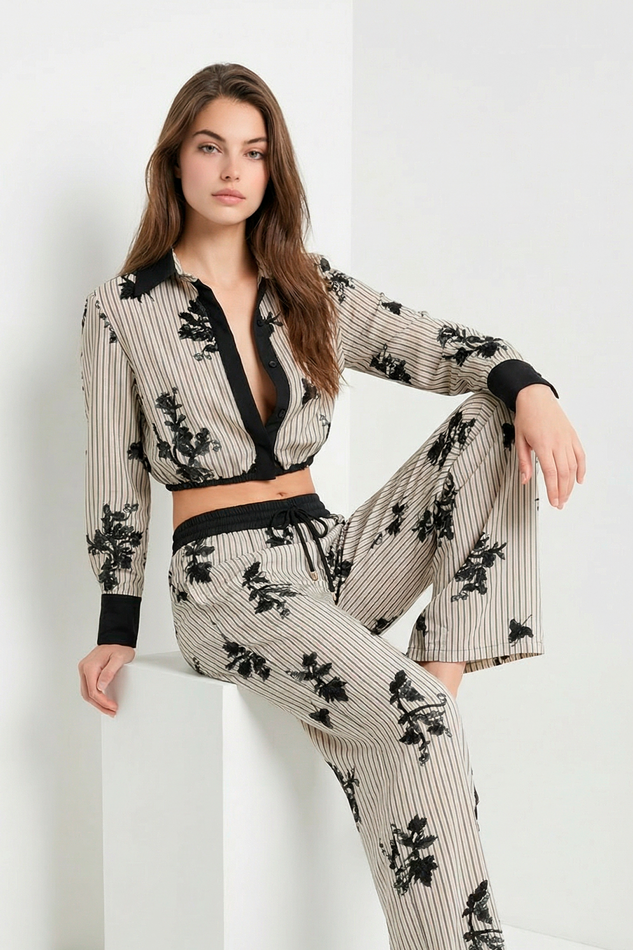 Camisa com Riscas e Flores Preto e Branco - SAHOCO 1