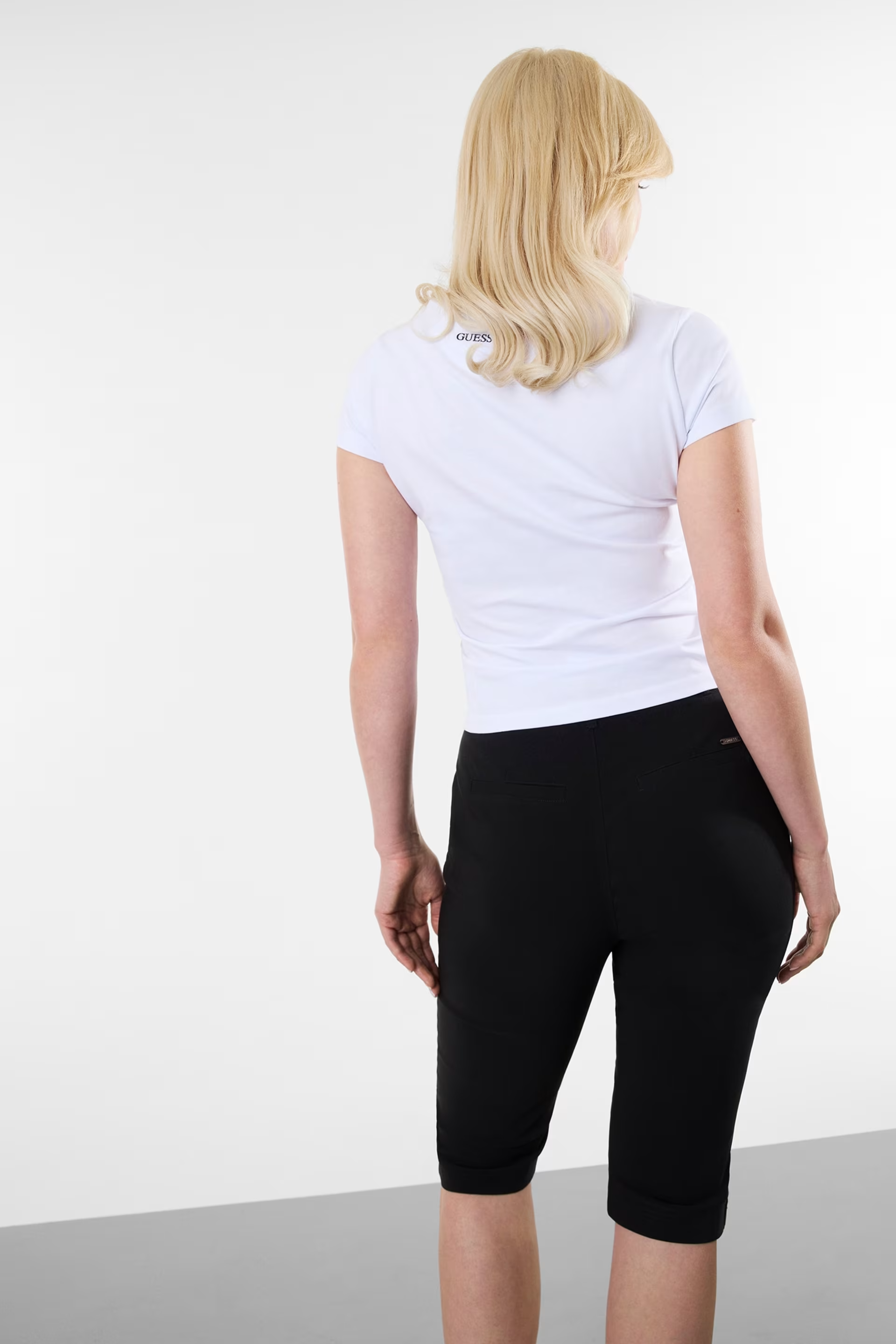 T-shirt 𝗠𝗔𝗥𝗜𝗟𝗬𝗡 𝗠𝗢𝗡𝗥𝗢𝗘 Branca - Guess 3