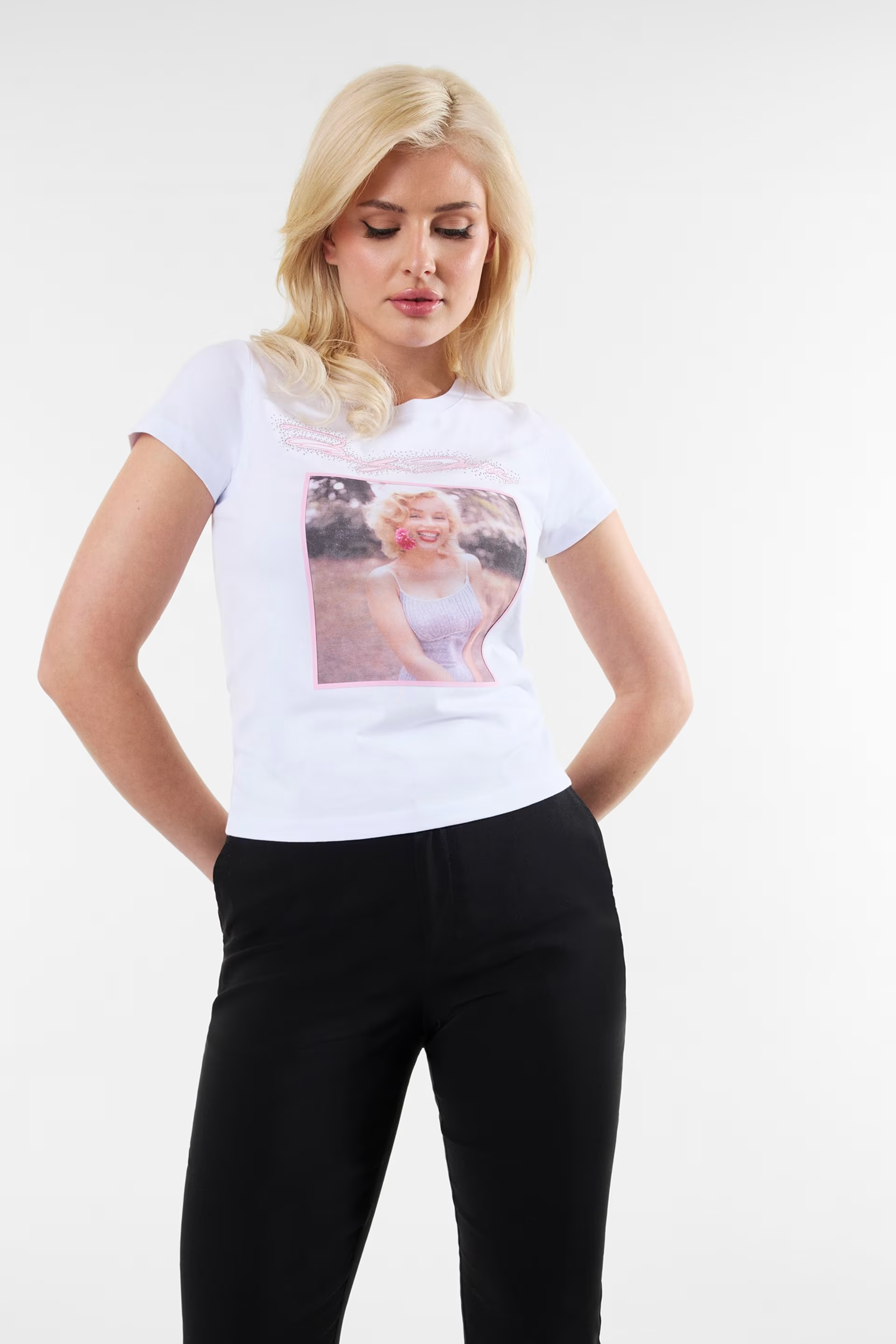 T-shirt 𝗠𝗔𝗥𝗜𝗟𝗬𝗡 𝗠𝗢𝗡𝗥𝗢𝗘 Branca - Guess 5