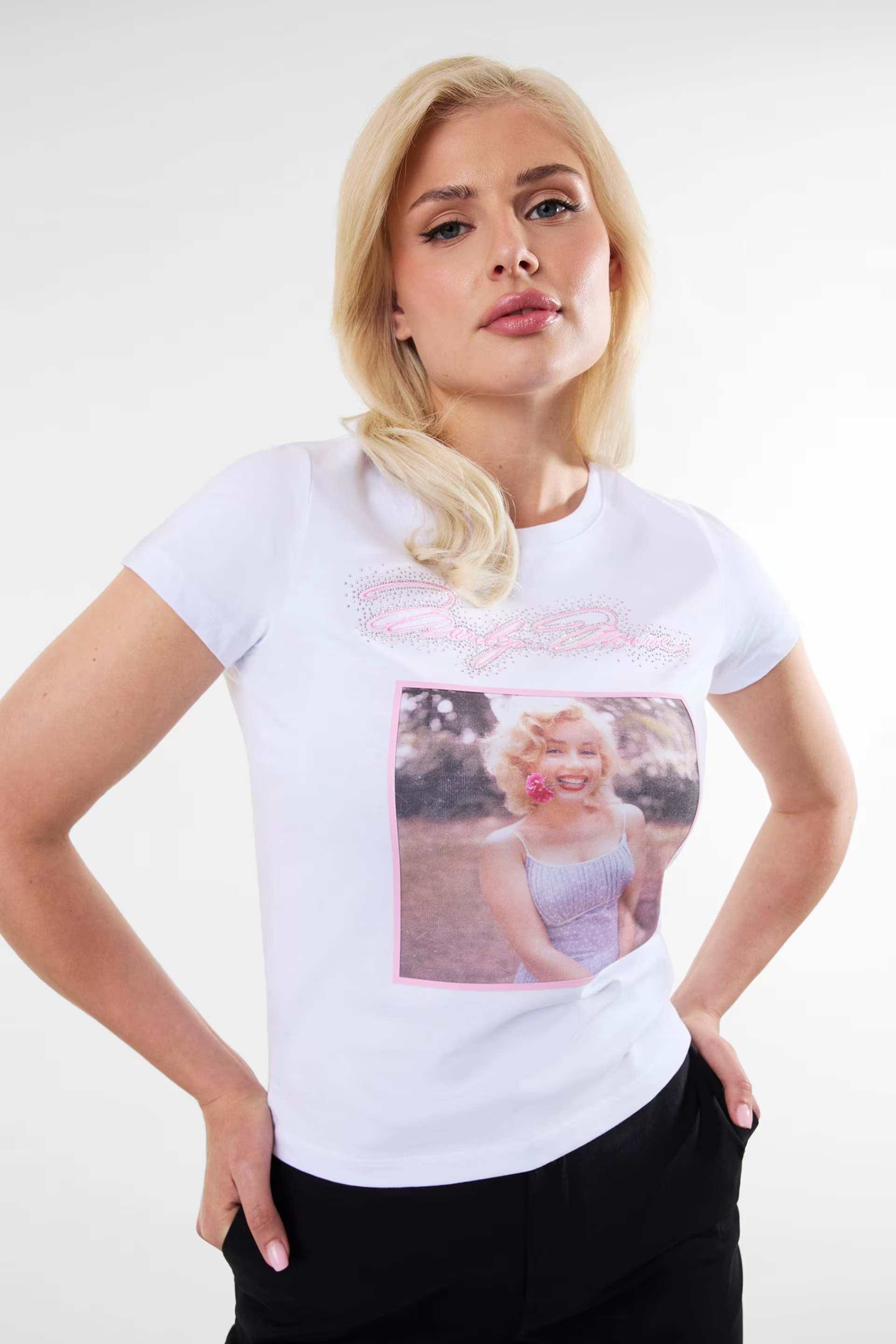 T-shirt 𝗠𝗔𝗥𝗜𝗟𝗬𝗡 𝗠𝗢𝗡𝗥𝗢𝗘 Branca - Guess 2
