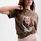 T-shirt 𝗠𝗔𝗥𝗜𝗟𝗬𝗡 𝗠𝗢𝗡𝗥𝗢𝗘 Smile Castanho - Guess - Thumbnail 2