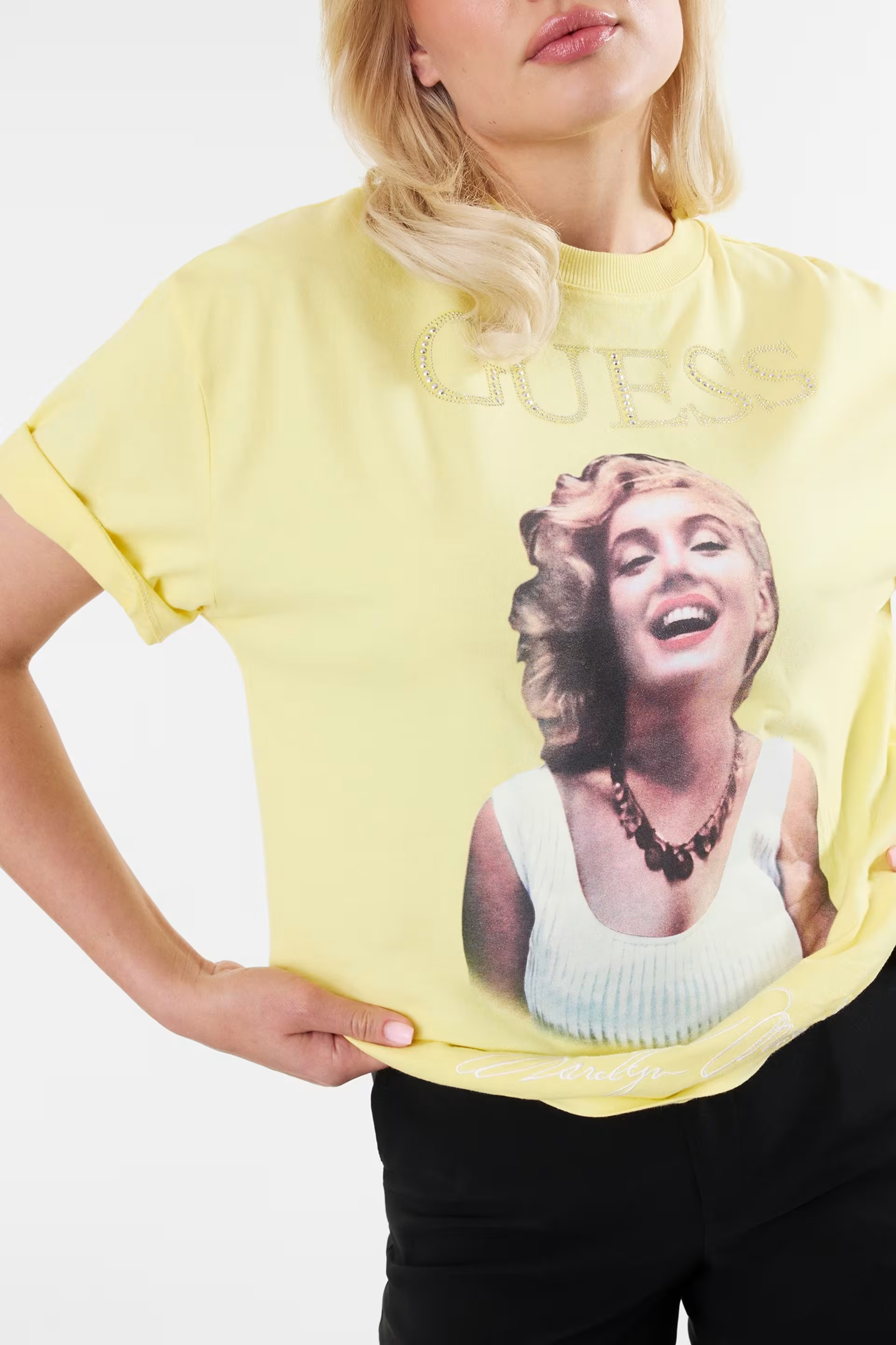T-shirt 𝗠𝗔𝗥𝗜𝗟𝗬𝗡 𝗠𝗢𝗡𝗥𝗢𝗘 Smile Amarelo - Guess  2