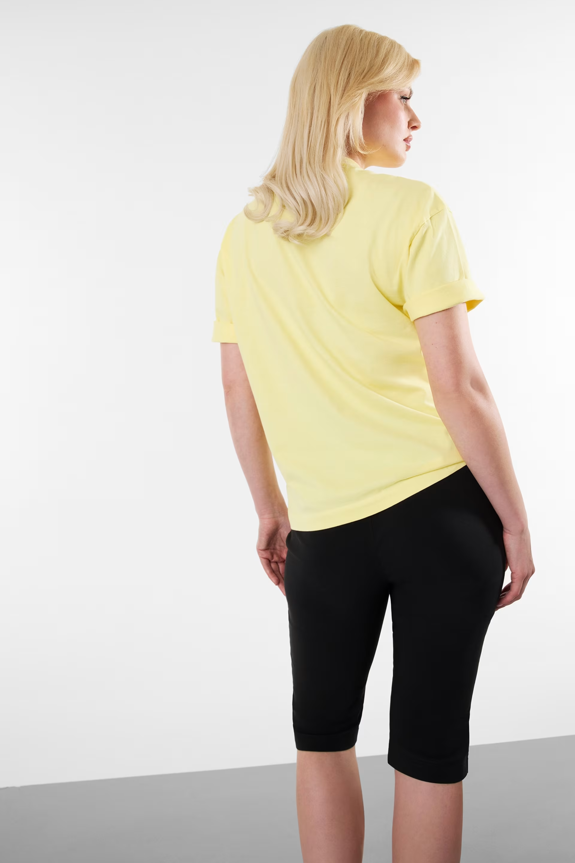 T-shirt 𝗠𝗔𝗥𝗜𝗟𝗬𝗡 𝗠𝗢𝗡𝗥𝗢𝗘 Smile Amarelo - Guess  4