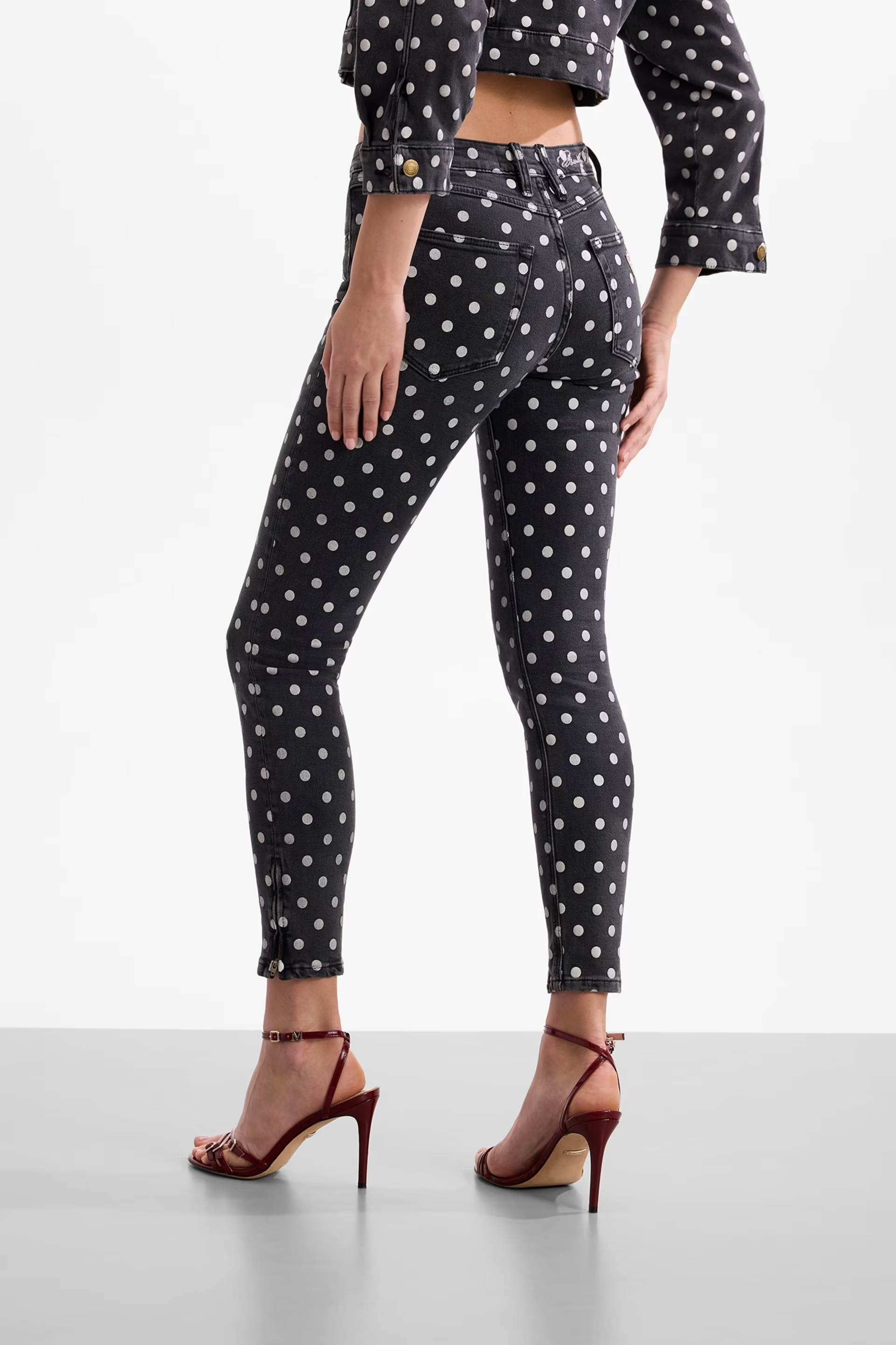 Calças 𝗠𝗔𝗥𝗜𝗟𝗬𝗡 𝗠𝗢𝗡𝗥𝗢𝗘 Bolinhas Preto e Branco - Guess 3