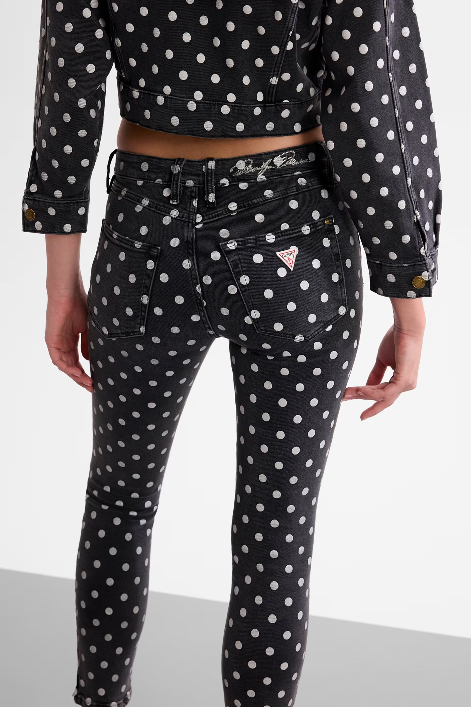 Calças 𝗠𝗔𝗥𝗜𝗟𝗬𝗡 𝗠𝗢𝗡𝗥𝗢𝗘 Bolinhas Preto e Branco - Guess 4