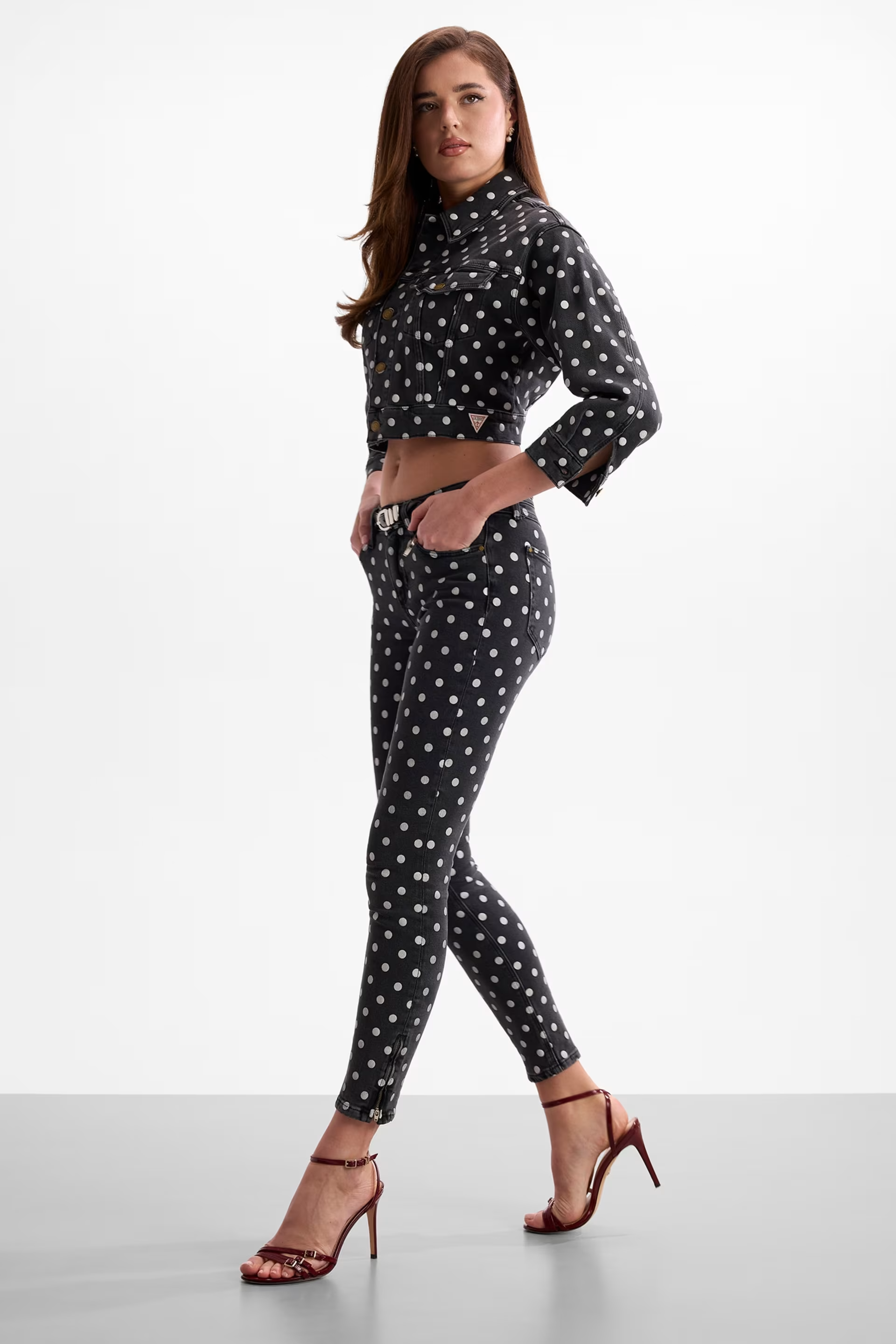 Calças 𝗠𝗔𝗥𝗜𝗟𝗬𝗡 𝗠𝗢𝗡𝗥𝗢𝗘 Bolinhas Preto e Branco - Guess 5