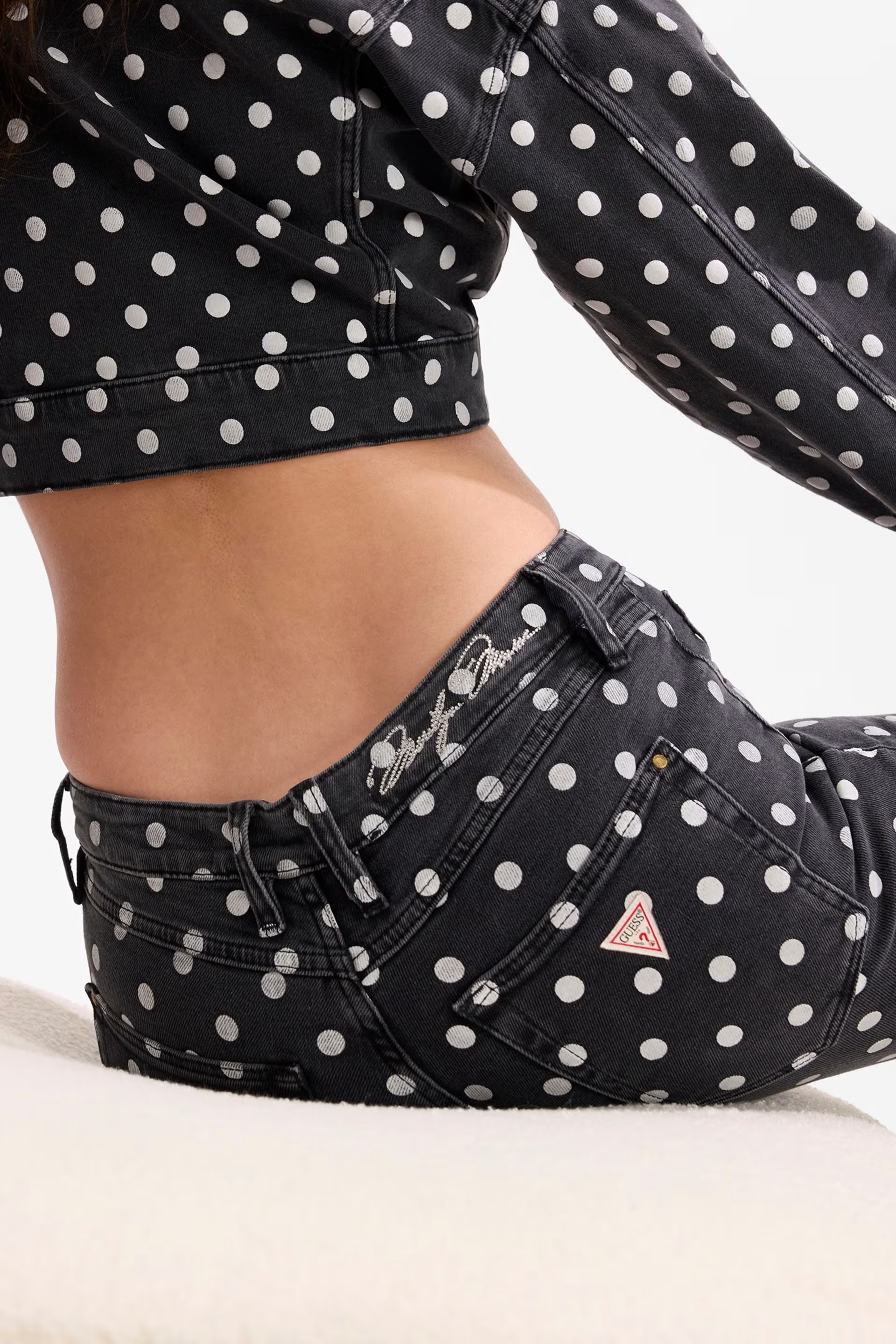 Calças 𝗠𝗔𝗥𝗜𝗟𝗬𝗡 𝗠𝗢𝗡𝗥𝗢𝗘 Bolinhas Preto e Branco - Guess 6