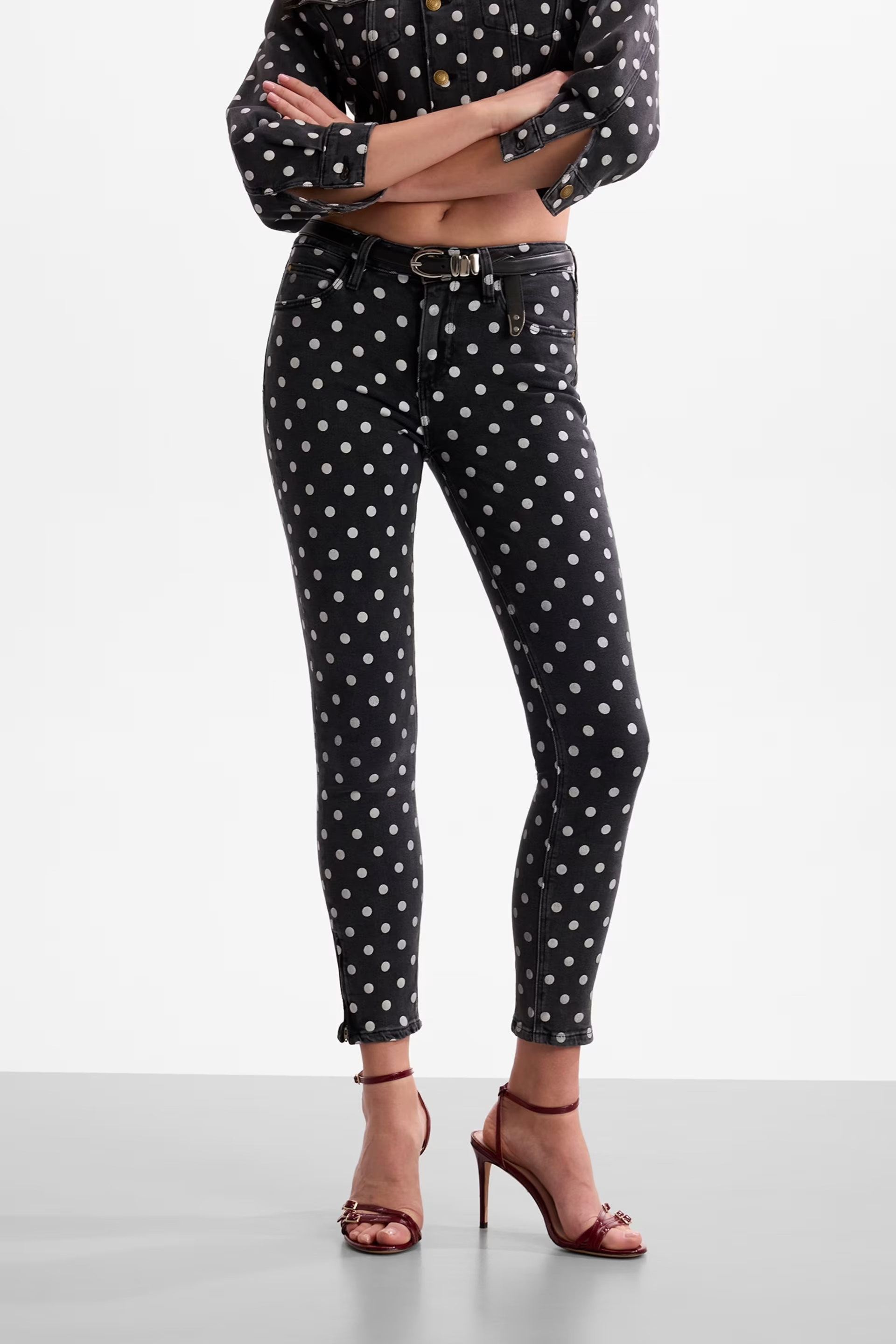 Calças 𝗠𝗔𝗥𝗜𝗟𝗬𝗡 𝗠𝗢𝗡𝗥𝗢𝗘 Bolinhas Preto e Branco - Guess 1