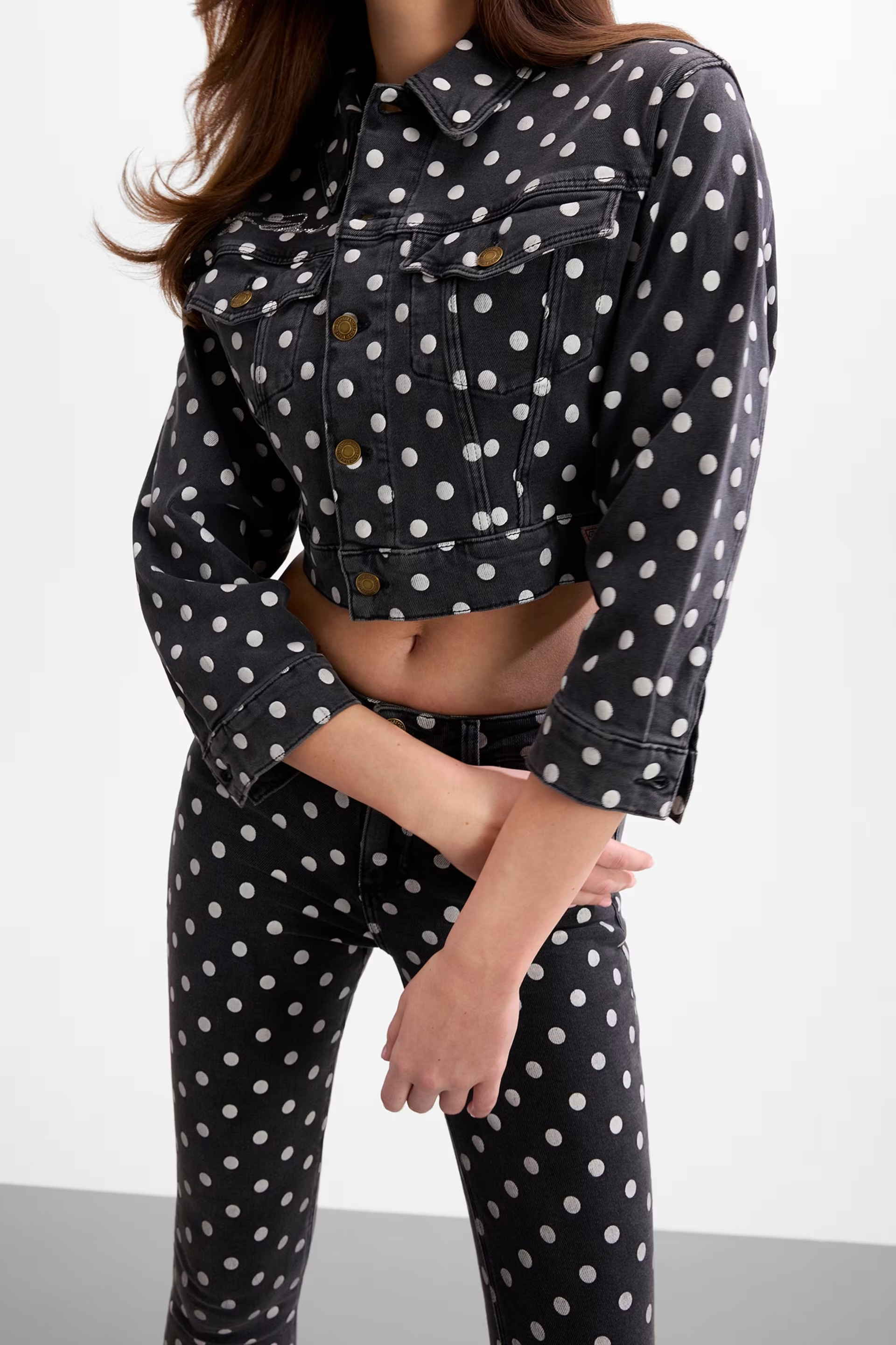 Casaco 𝗠𝗔𝗥𝗜𝗟𝗬𝗡 𝗠𝗢𝗡𝗥𝗢𝗘 Bolinhas Preto e Branco - Guess 4