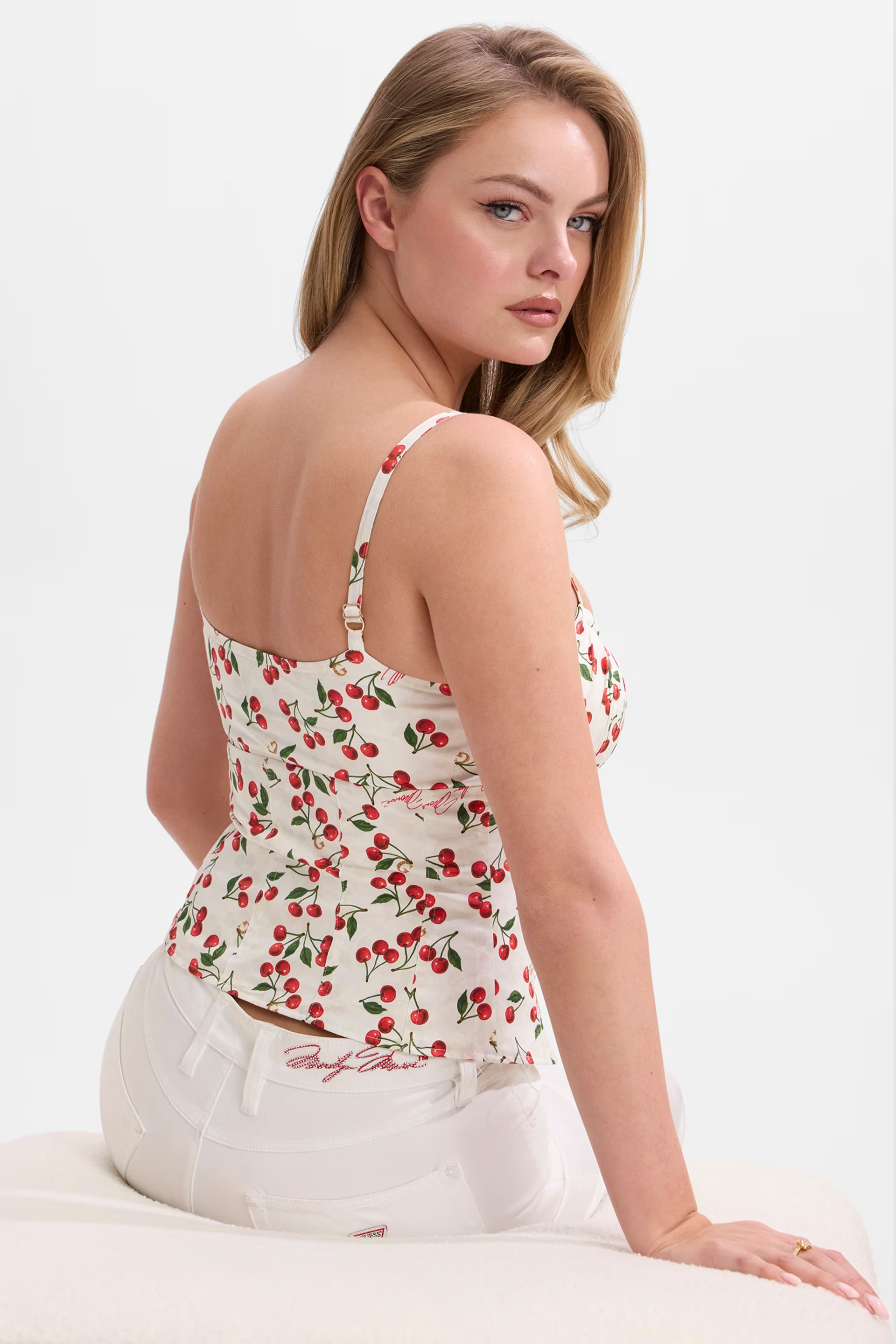 Top Corpete 𝗠𝗔𝗥𝗜𝗟𝗬𝗡 𝗠𝗢𝗡𝗥𝗢𝗘 Cerejas Branco - Guess  4