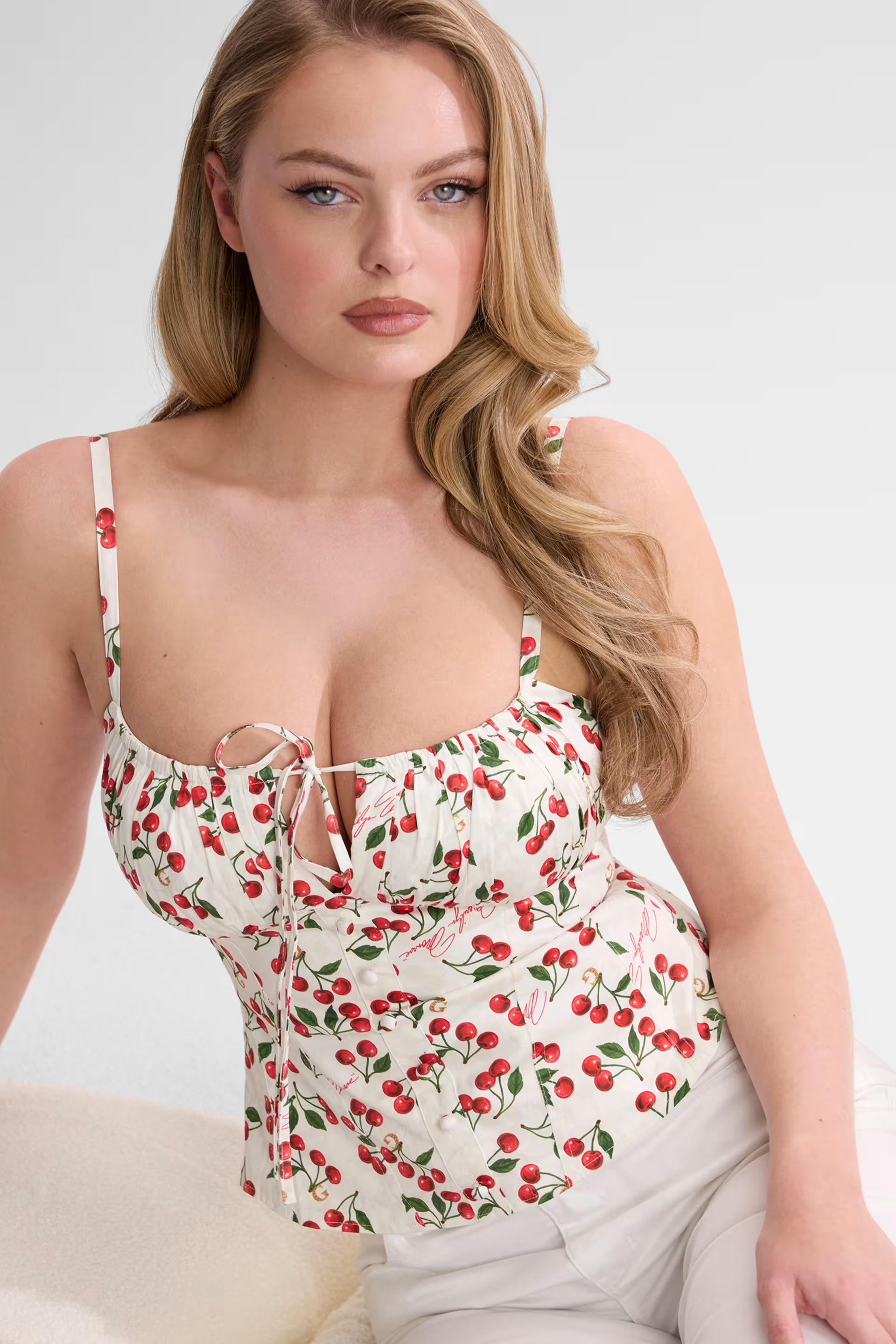 Top Corpete 𝗠𝗔𝗥𝗜𝗟𝗬𝗡 𝗠𝗢𝗡𝗥𝗢𝗘 Cerejas Branco - Guess  2