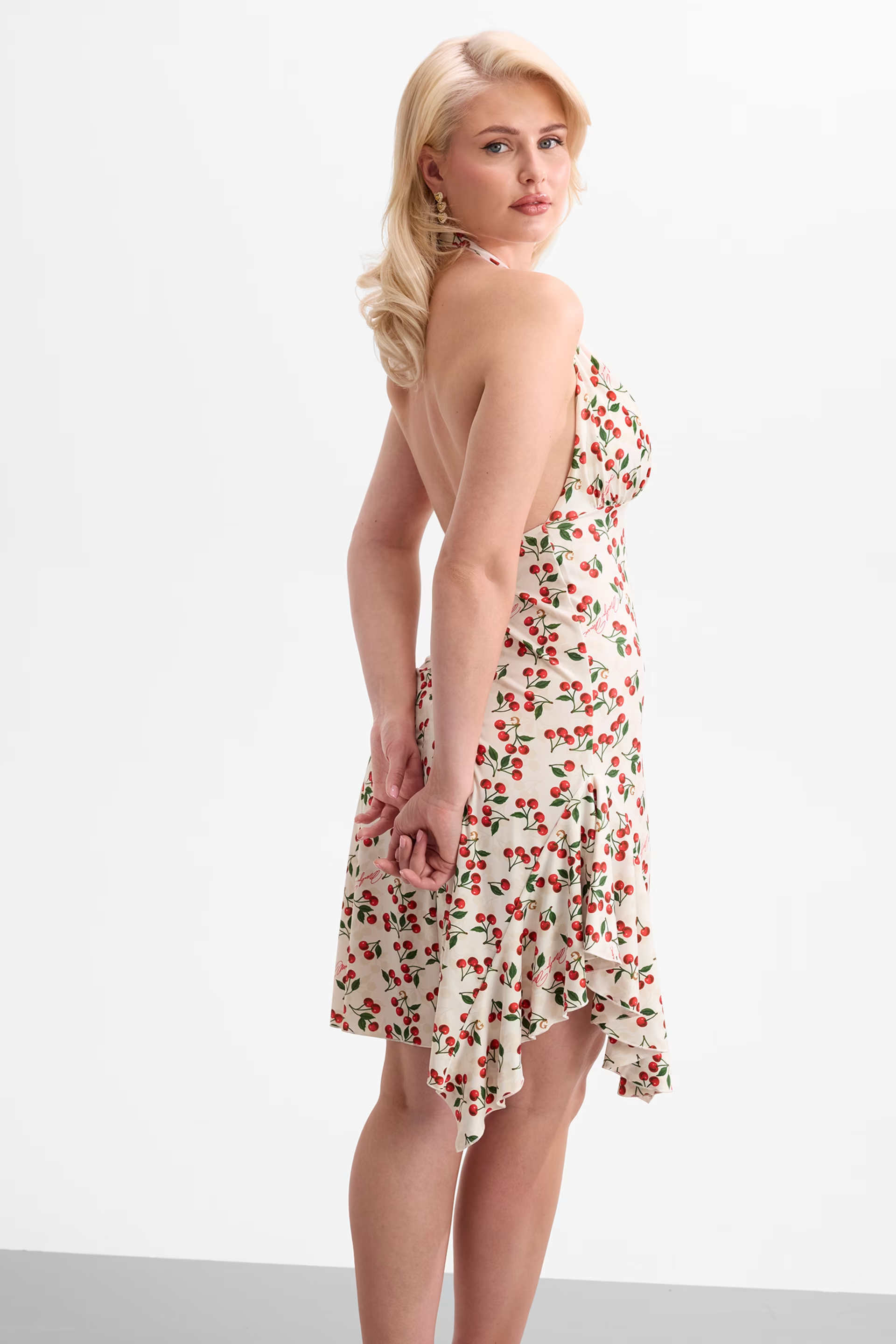 Vestido 𝗠𝗔𝗥𝗜𝗟𝗬𝗡 𝗠𝗢𝗡𝗥𝗢𝗘 Estampa Cerejas Branco - Guess  4
