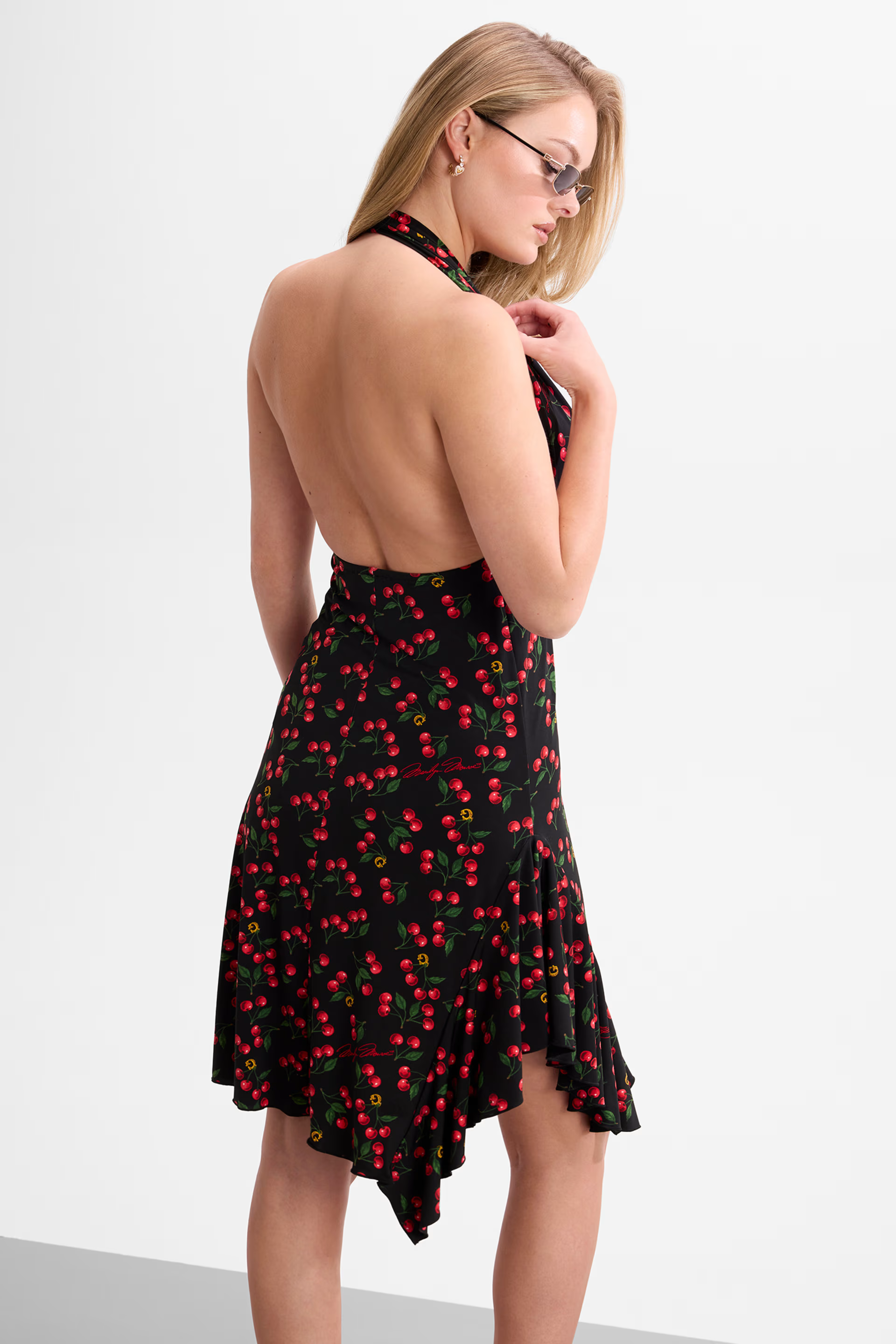 Vestido 𝗠𝗔𝗥𝗜𝗟𝗬𝗡 𝗠𝗢𝗡𝗥𝗢𝗘 Estampa Cerejas Preto - Guess 5