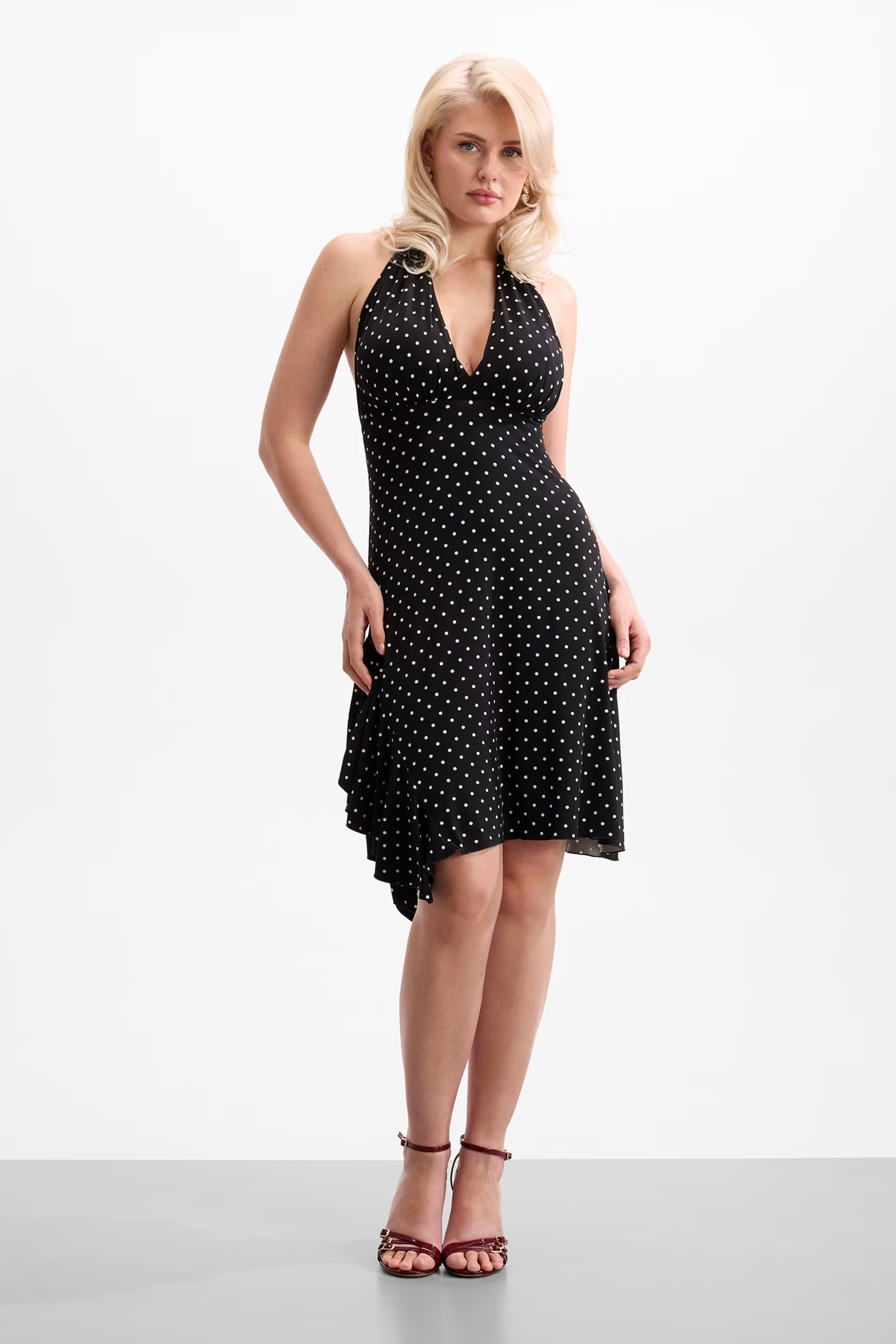 Vestido 𝗠𝗔𝗥𝗜𝗟𝗬𝗡 𝗠𝗢𝗡𝗥𝗢𝗘 Estampa Bolinhas Preto - Guess  5