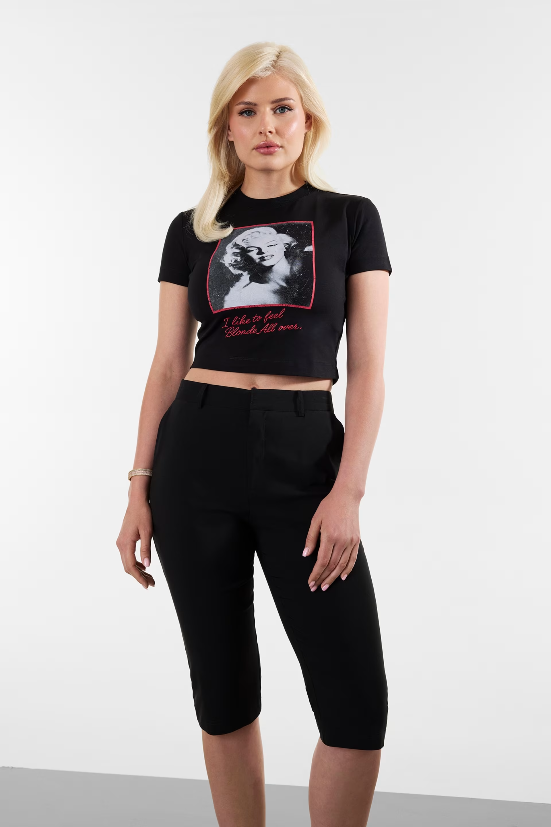  Calça Capri 𝗠𝗔𝗥𝗜𝗟𝗬𝗡 𝗠𝗢𝗡𝗥𝗢𝗘 Preto - Guess 1