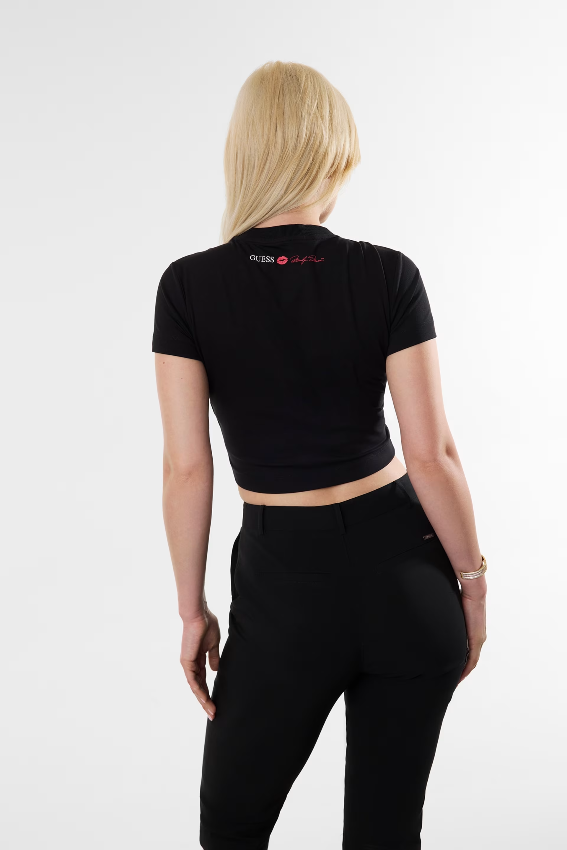  Calça Capri 𝗠𝗔𝗥𝗜𝗟𝗬𝗡 𝗠𝗢𝗡𝗥𝗢𝗘 Preto - Guess 2