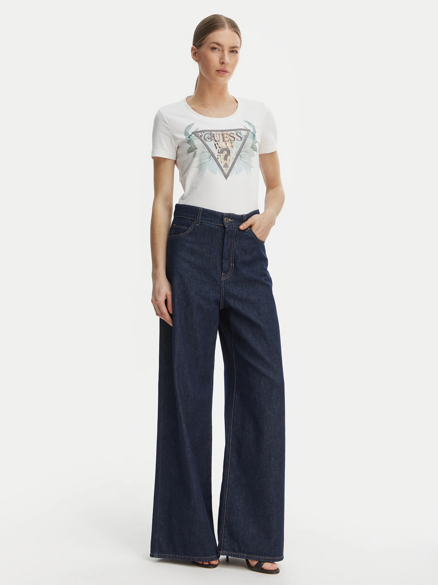 T-shirt Triângulo Flores Verde Branco - Guess  3