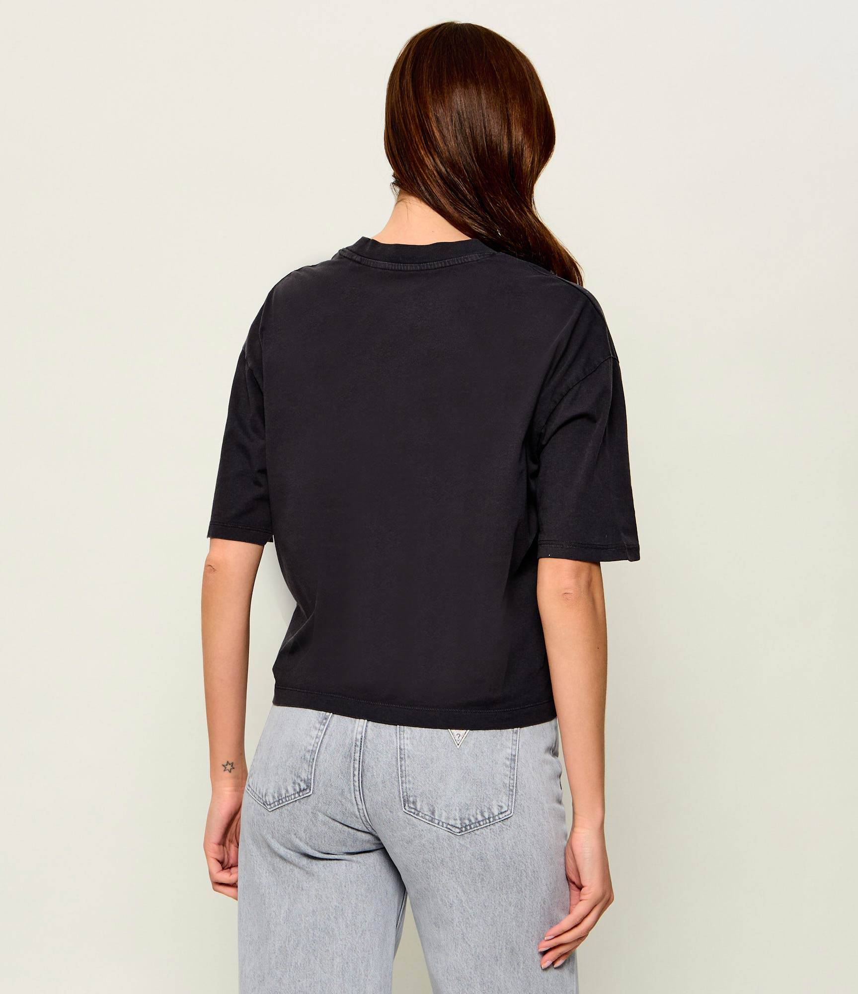 T-shirt QUIERO AMOR Preto - Guess  2