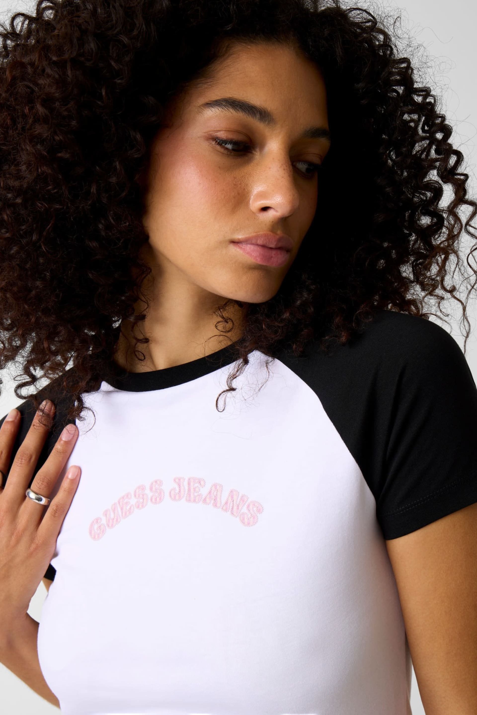 T-shirt Bicolor Branco e Preto - Guess 4