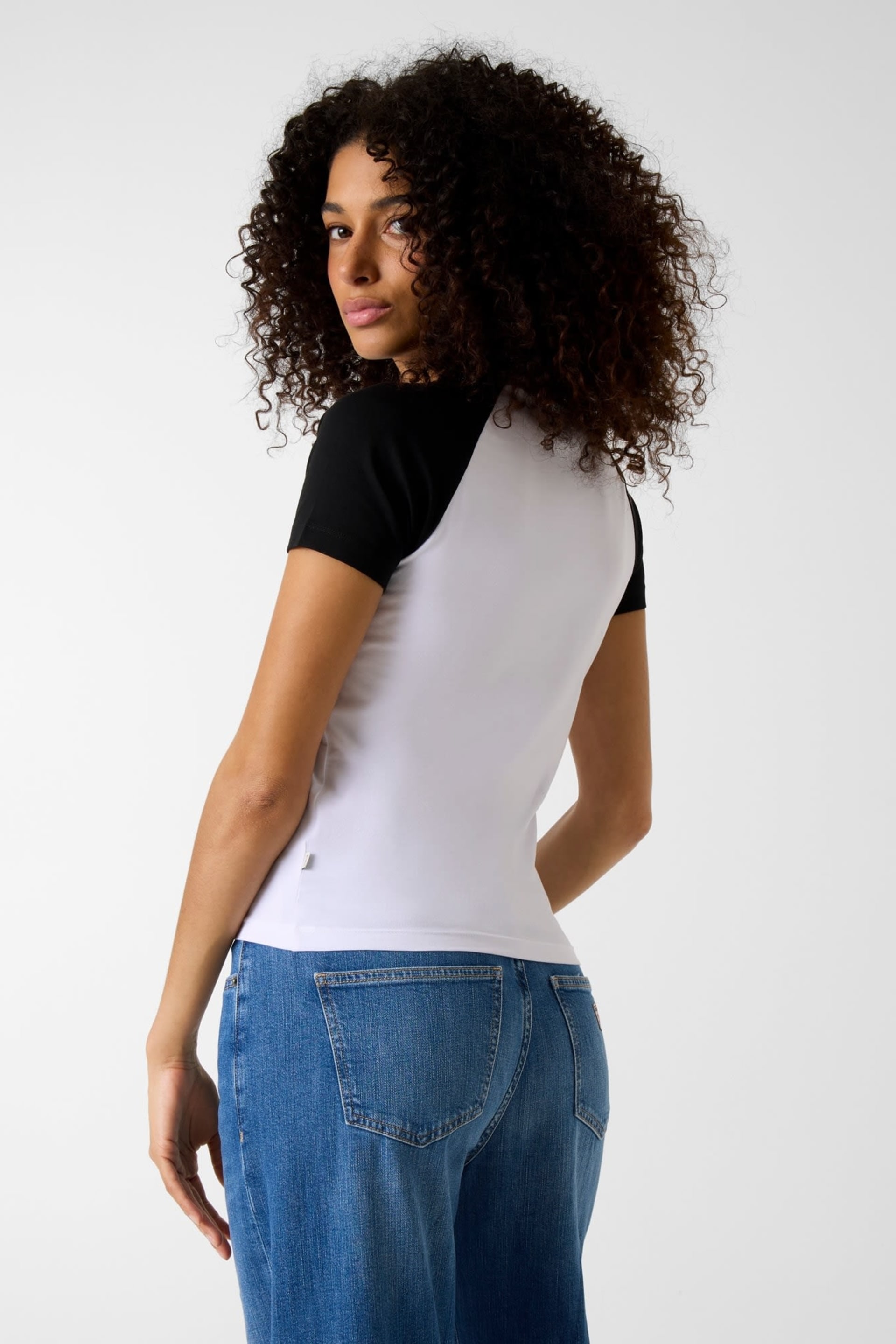 T-shirt Bicolor Branco e Preto - Guess 3