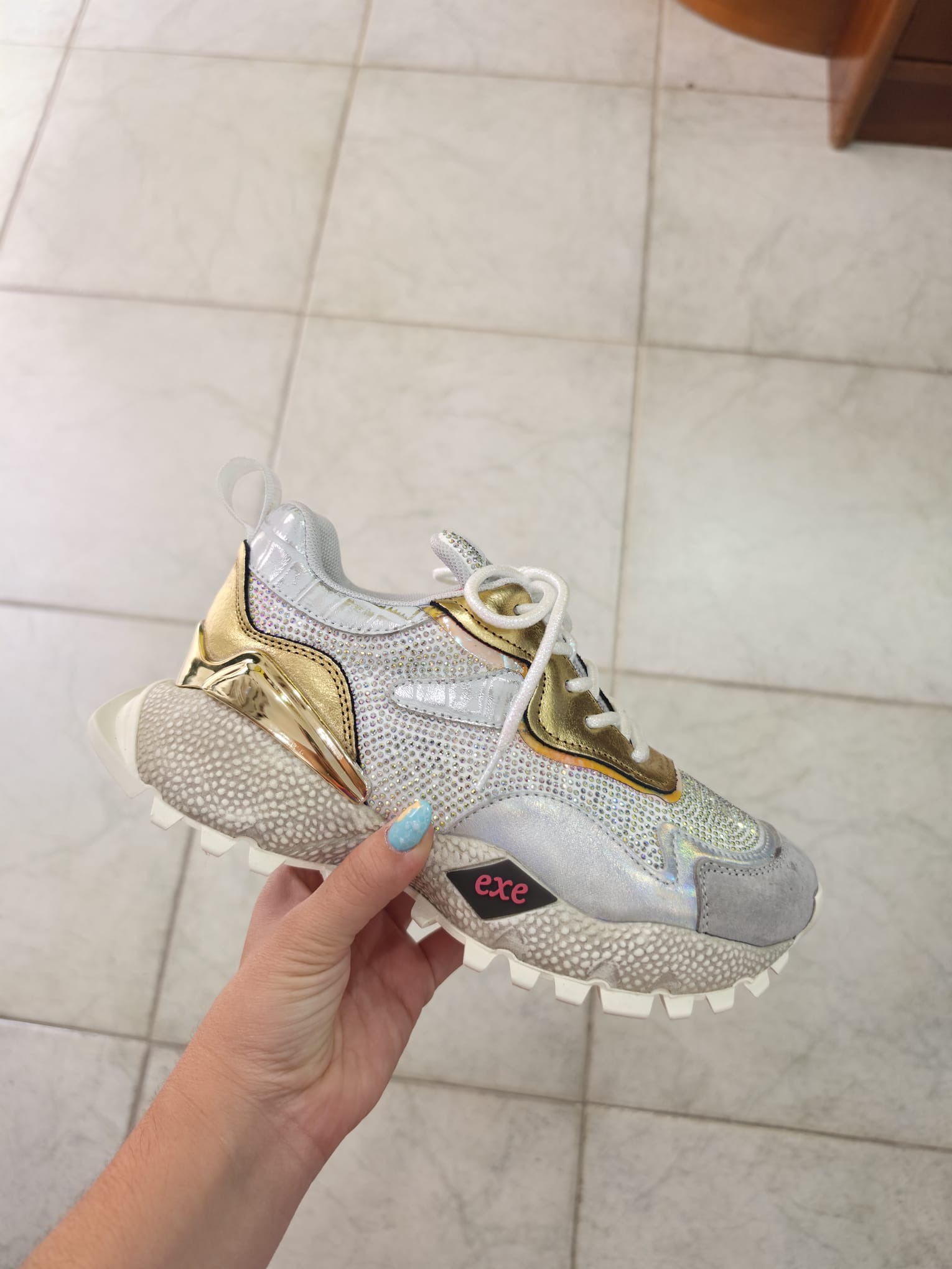 Ténis 928-15 Branco e Dourado - EXÉ   1