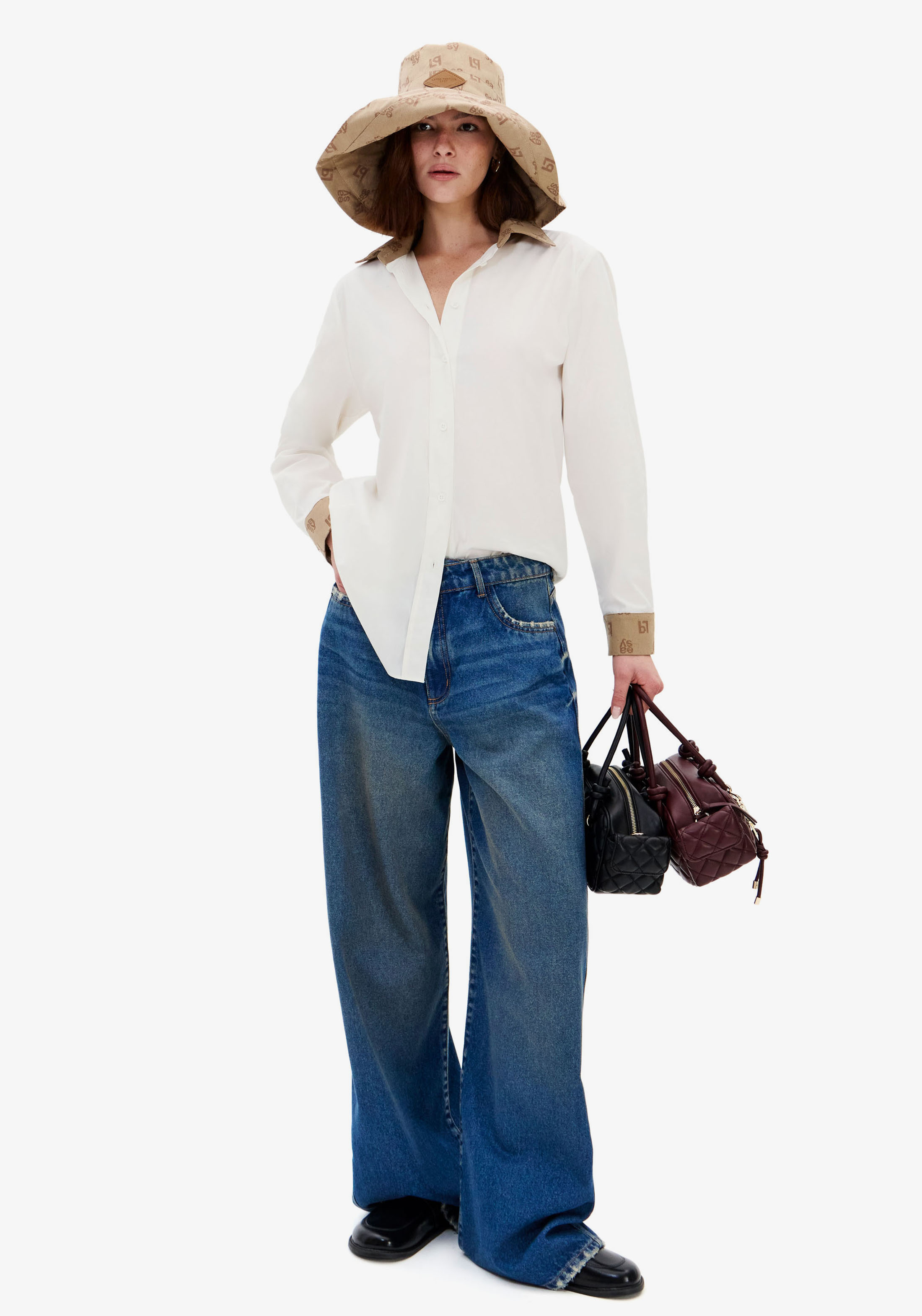 Camisa Branca com Monograma na Gola - Lança Perfume 3